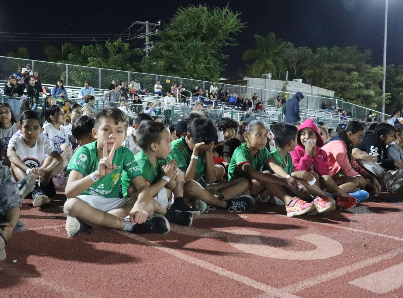 Amigos, familiares e integrantes de la comunidad runner, se dieron cita en la pista de atletismo de la Unidad Deportiva Benito Juárez, para celebrar el octavo aniversario de Deportivo Dragones.