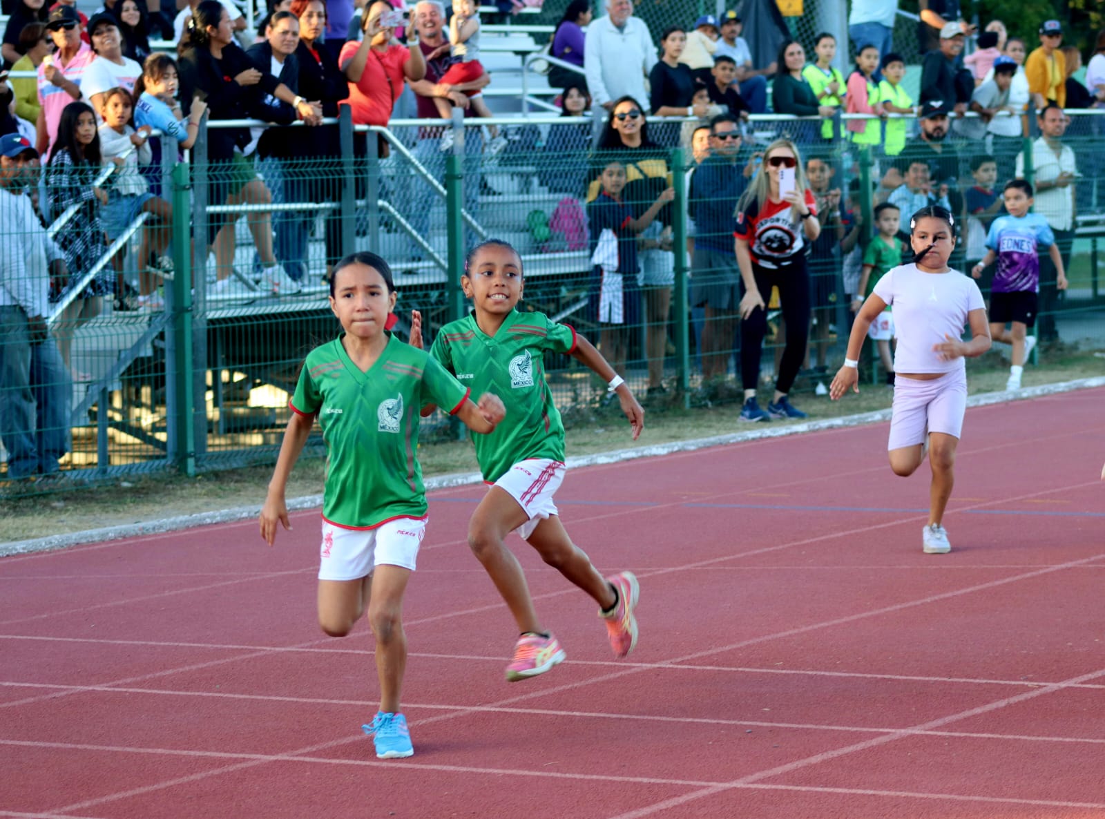 Amigos, familiares e integrantes de la comunidad runner, se dieron cita en la pista de atletismo de la Unidad Deportiva Benito Juárez, para celebrar el octavo aniversario de Deportivo Dragones.