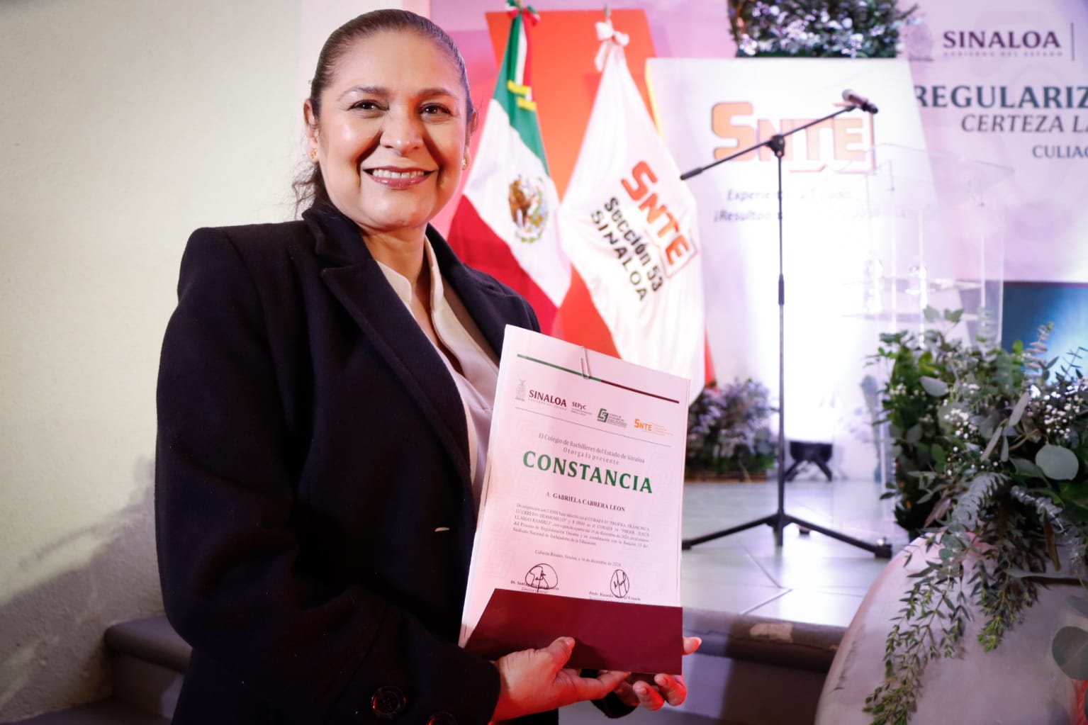 - Un total de 196 docentes que laboran en 45 planteles recibieron sus constancias de regularización de horas definitivas