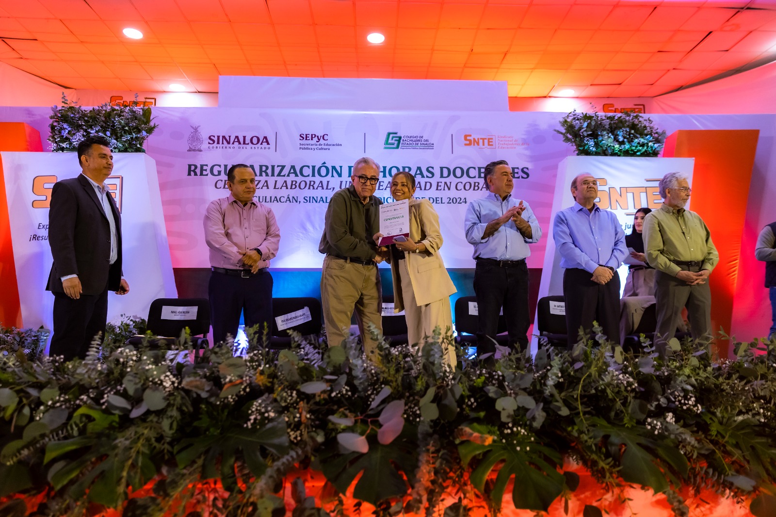 - Un total de 196 docentes que laboran en 45 planteles recibieron sus constancias de regularización de horas definitivas