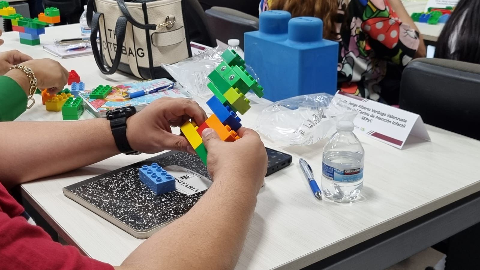 ChildFund y Fundación LEGO imparten taller a personal de la SEPyC, Hospital Pediátrico y Procuraduría de Protección de NNA para fortalecer las prácticas de crianza positiva y el aprendizaje lúdico a través del juego.