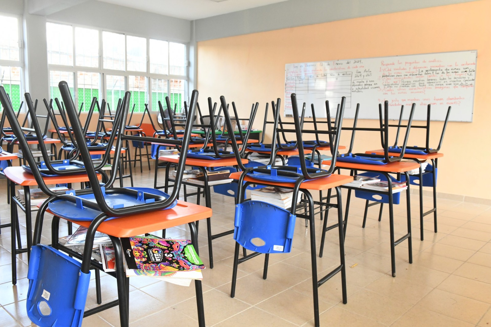 Este miércoles 18 de diciembre es el último día de clases en las escuelas de Educación Básica (inicial, preescolar, primaria y secundaria), tanto de escuelas públicas como privadas, informó la Secretaria de Educación Pública y Cultura, Lic. Gloria Himelda Félix Niebla, al mencionar que son 573 mil 208 niñas y niños, y cerca de 33 mil docentes quienes gozarán de este periodo vacacional decembrino.