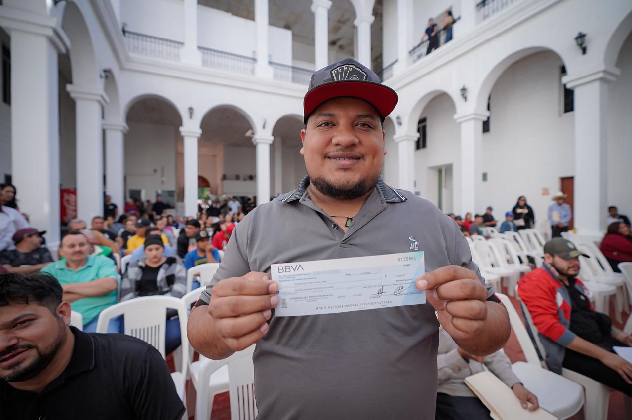-	En Navolato, se entregaron 170 apoyos directos de 2,500 pesos a músicos y 100 apoyos de 5,000 pesos a pequeños comerciantes, recursos entregados personalmente por el secretario de Economía, Ricardo Velarde Cárdenas, y el presidente municipal, Jorge Rosario Bojórquez Berrelleza.
