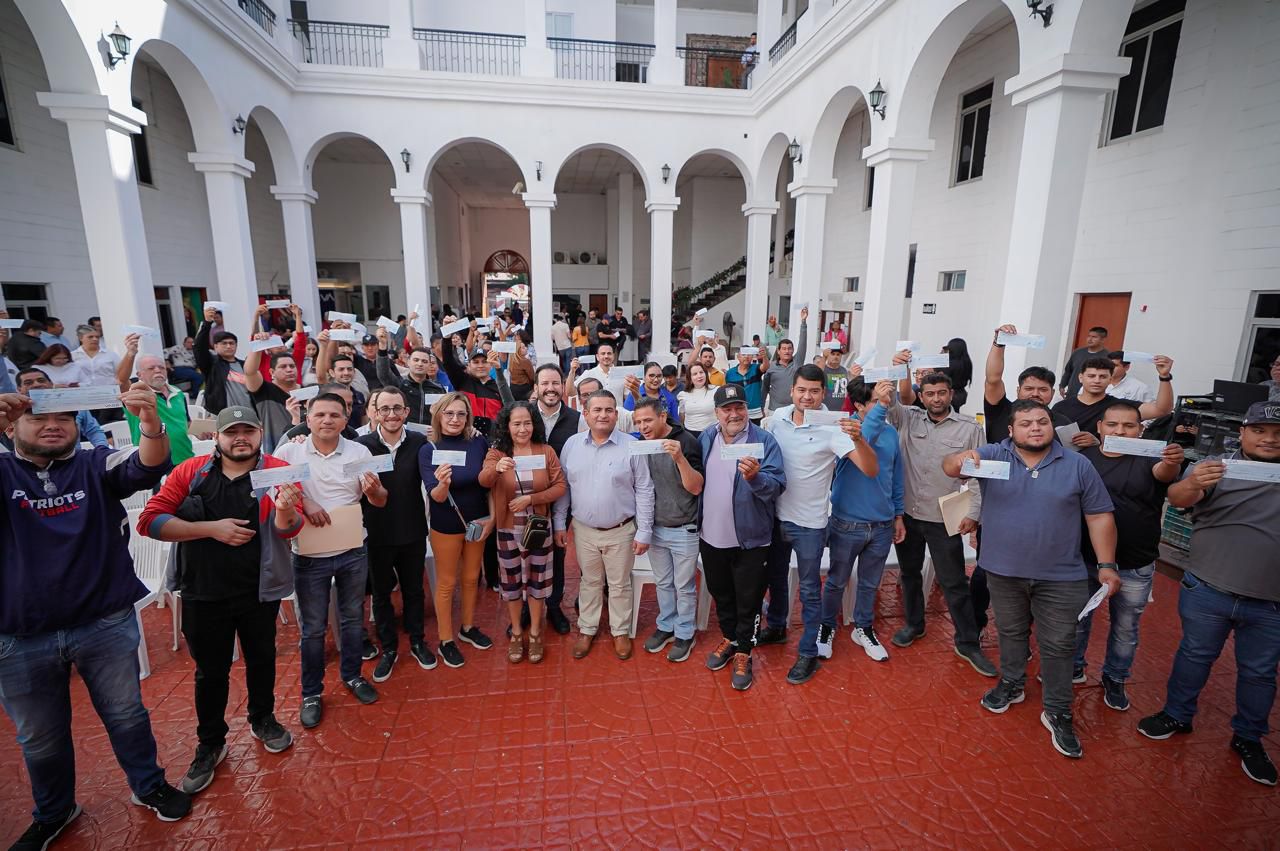 -	En Navolato, se entregaron 170 apoyos directos de 2,500 pesos a músicos y 100 apoyos de 5,000 pesos a pequeños comerciantes, recursos entregados personalmente por el secretario de Economía, Ricardo Velarde Cárdenas, y el presidente municipal, Jorge Rosario Bojórquez Berrelleza.
