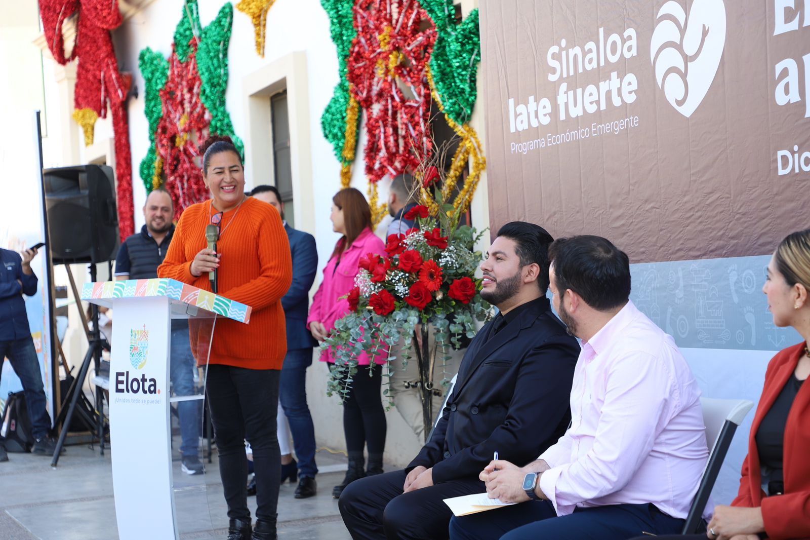 El secretario de Economía, Ricardo Velarde Cárdenas, en representación del gobernador Rubén Rocha Moya, entregó 368 apoyos directos a comerciantes y pequeños empresarios de Elota y Eldorado. Con ello, se refrenda el compromiso de ofrecer apoyo inmediato y accesible a este sector clave de la economía.