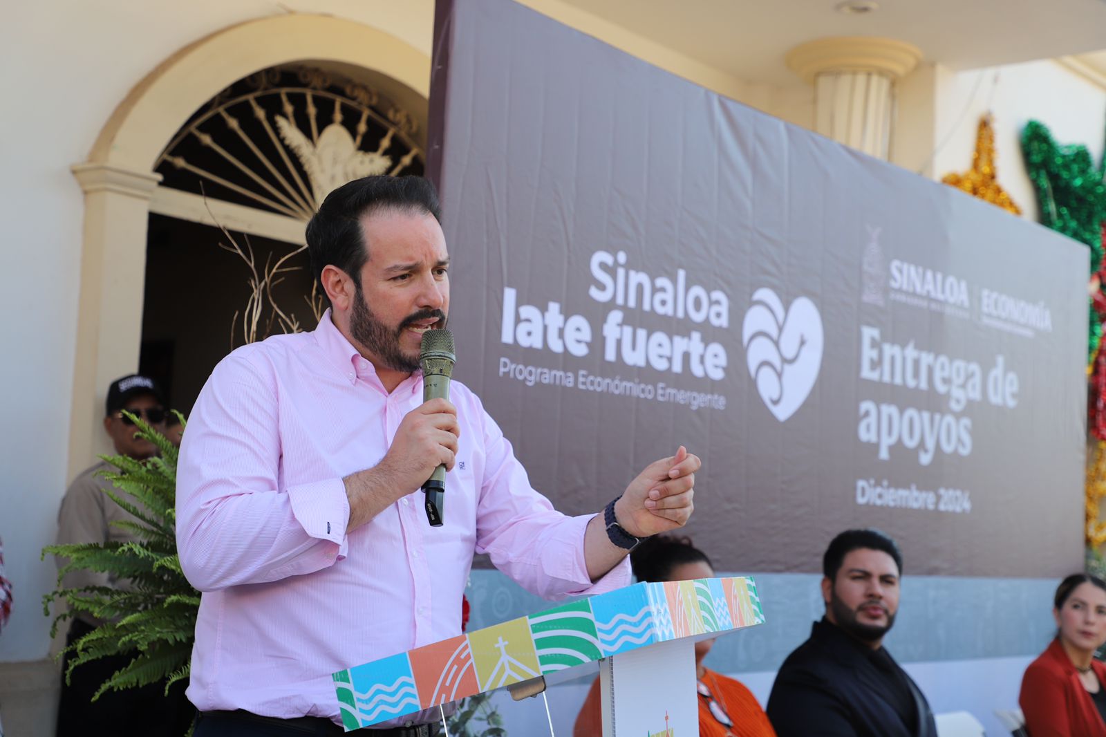 El secretario de Economía, Ricardo Velarde Cárdenas, en representación del gobernador Rubén Rocha Moya, entregó 368 apoyos directos a comerciantes y pequeños empresarios de Elota y Eldorado. Con ello, se refrenda el compromiso de ofrecer apoyo inmediato y accesible a este sector clave de la economía.