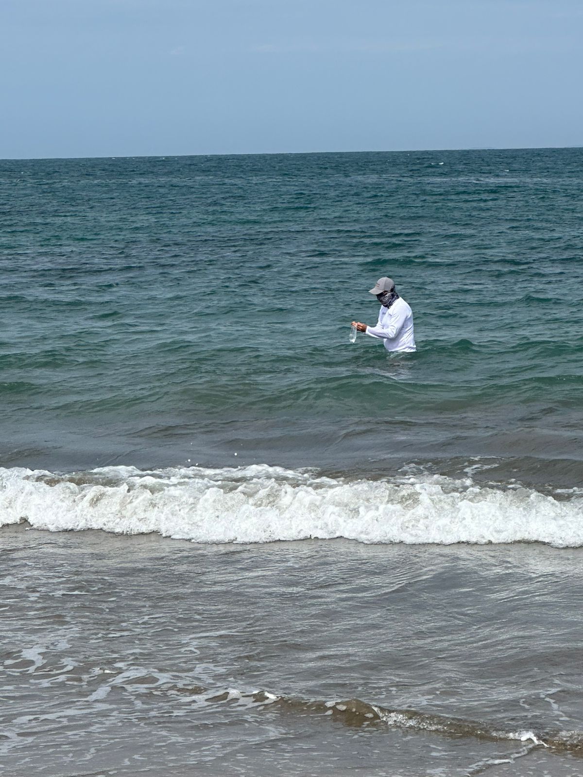 En los periodos previos a las vacaciones de semana santa, verano e invierno se realizan muestreos en playas de Sinaloa para proteger a la población bañista de enfermedades de mucosa, piel y digestivas. 