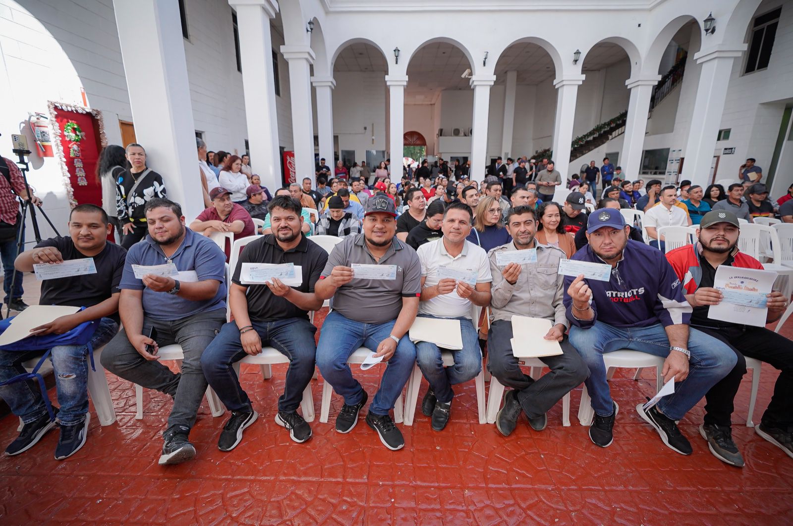- El programa que impulsa el Gobierno de Sinaloa ha apoyado con recursos directos y en crédito a músicos, pequeñas empresas, comerciantes, tianguistas, vendedores ambulantes, eventistas y restauranteros.