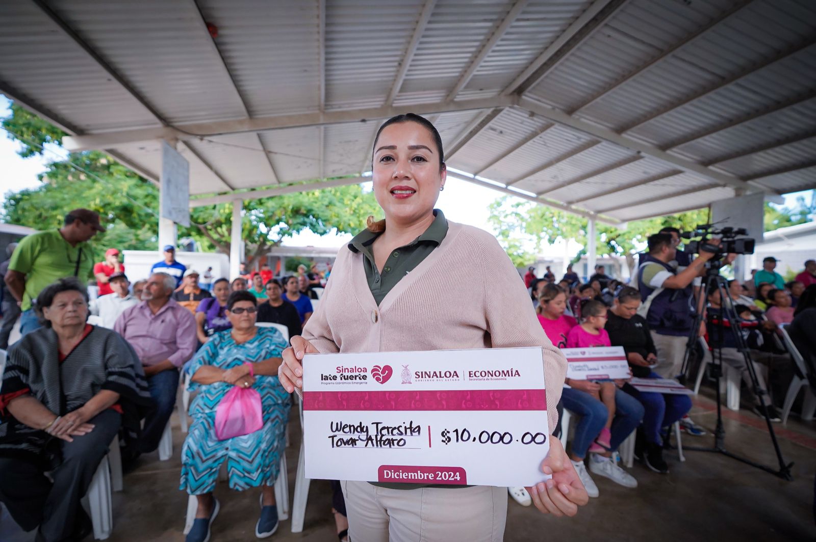- El programa que impulsa el Gobierno de Sinaloa ha apoyado con recursos directos y en crédito a músicos, pequeñas empresas, comerciantes, tianguistas, vendedores ambulantes, eventistas y restauranteros.