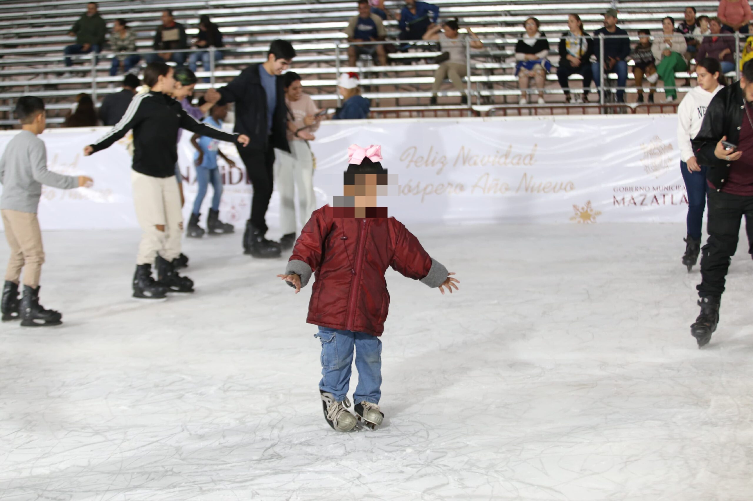 -	Autoridades municipales invitan a locales y turistas a disfrutar del mágico espacio en el Parque Central 