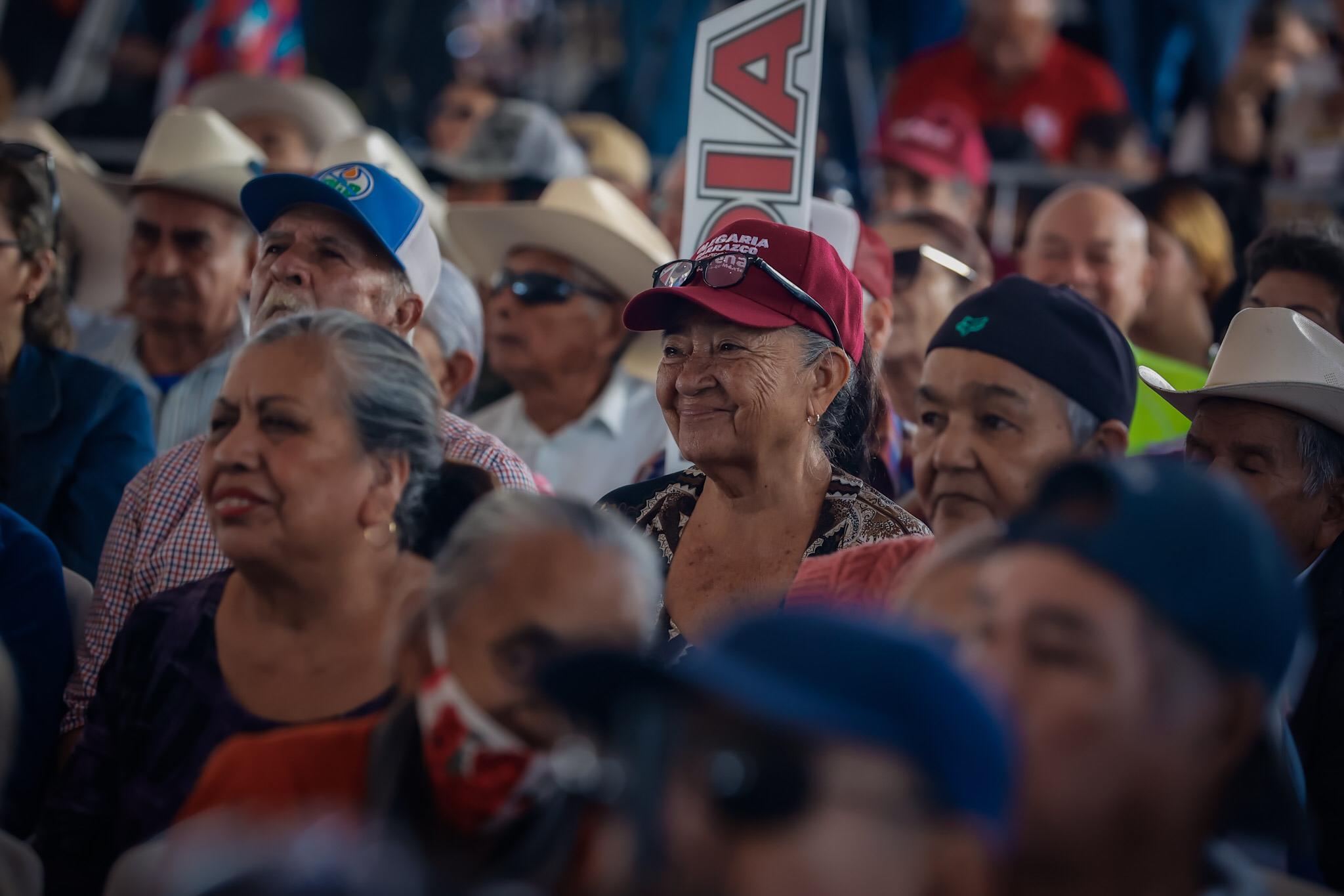 "Lo más importante para nosotros es construir la paz en todo el país y también en Sinaloa, que sepan las y los sinaloenses y el Gobernador, que nunca los vamos a dejar solos, que aquí está la Presidenta, que aquí está su equipo para proteger siempre al pueblo de Sinaloa, que coordinándonos, que trabajando conjuntamente, estoy segura que vamos a seguir construyendo la paz", precisó Sheinbaum Pardo. 