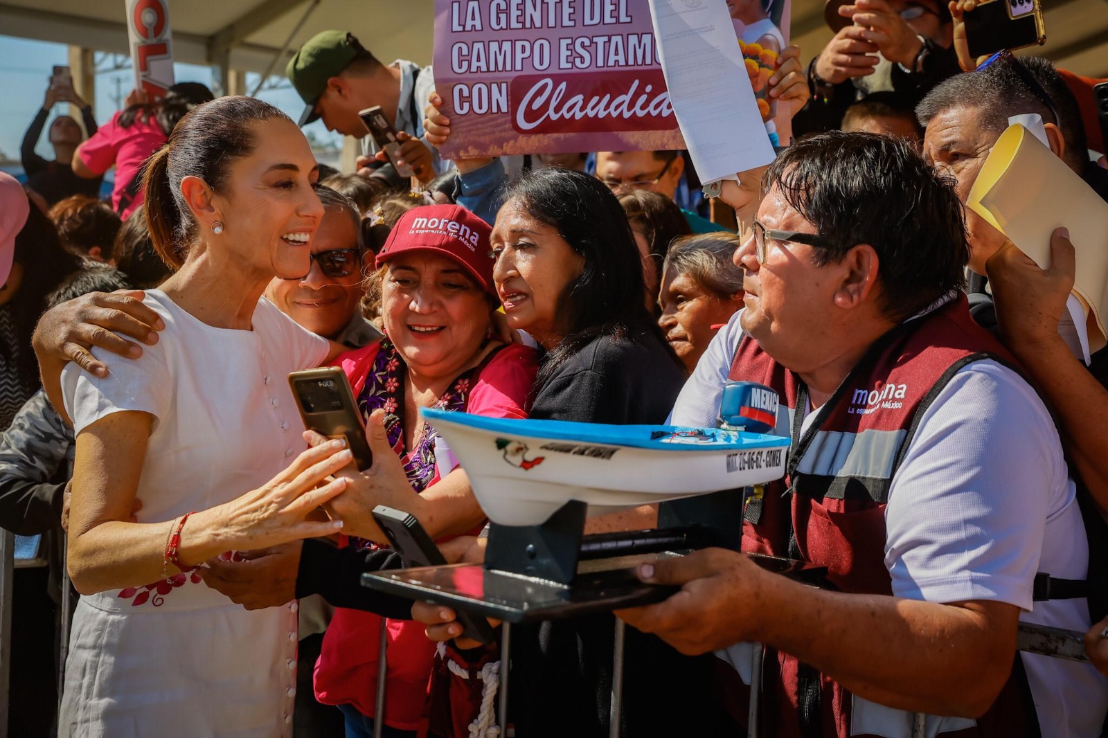 En la Unidad Deportiva Juárez de Mazatlán tuvo lugar esta multitudinaria recepción que el gobernador y los sinaloenses le brindaron a la presidenta Claudia Sheinbaum, quien reiteró que gracias a las reformas que aprobó la Cámara de Diputados, los Programas del Bienestar ya son derechos constitucionales