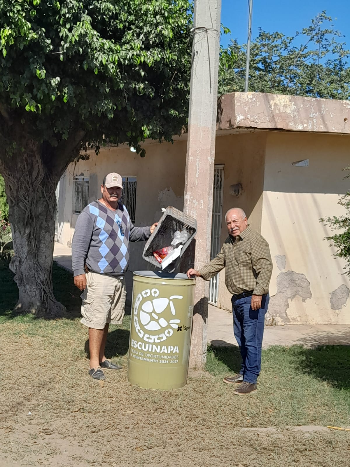 El Ayuntamiento de Escuinapa fomenta la limpieza y el cuidado del medio ambiente con la entrega de tambos de basura en la Plazuela del Palmito.