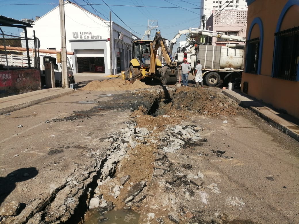 Para evitar futuros derramamientos de aguas residuales, JUMAPAM inició con los trabajos para la reposición de un tramo de la red de atarjeas en la Calle 5 de Mayo