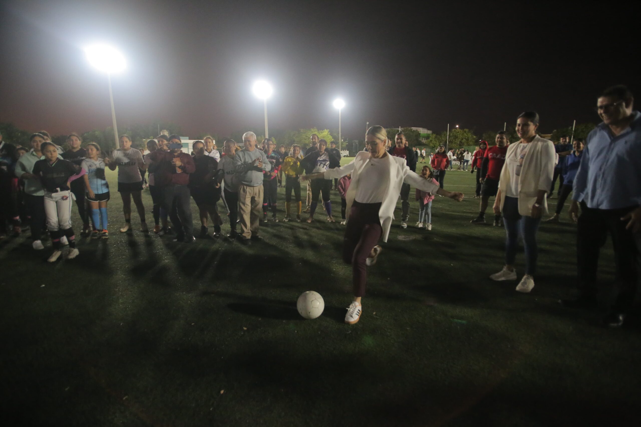 La Presidenta de Mazatlán ilumina este importante espacio deportivo; se construyen también bancas para los jugadores y un murete eléctrico