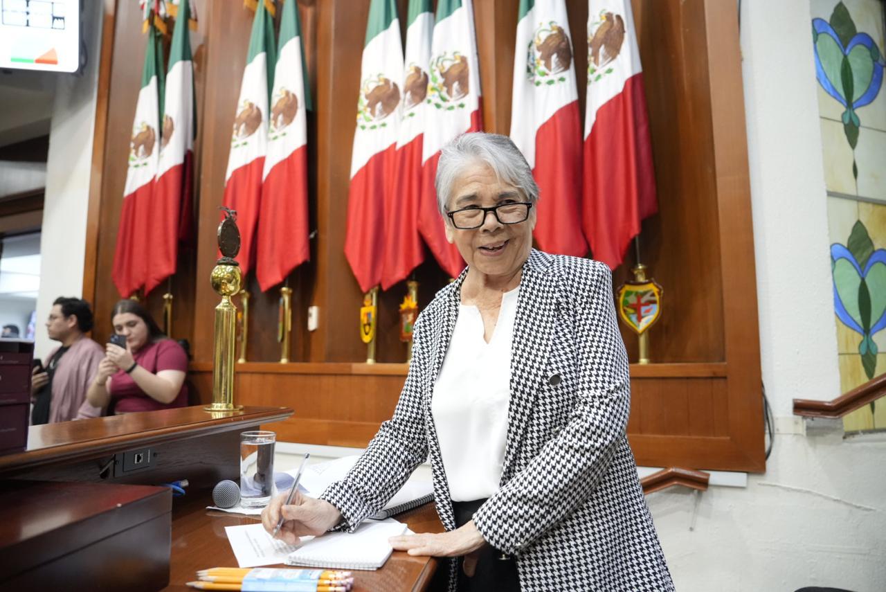 Con una inicial prolongada salva de aplausos tanto del público como de diputadas y diputados, el Congreso del Estado aprobó por unanimidad este jueves actualizar el monto de la pensión de Marthita Arredondo Sandoval, Jefa del Departamento de Proceso Legislativo, en reconocimiento a sus 62 años de labores ininterrumpidos para el Poder Legislativo.