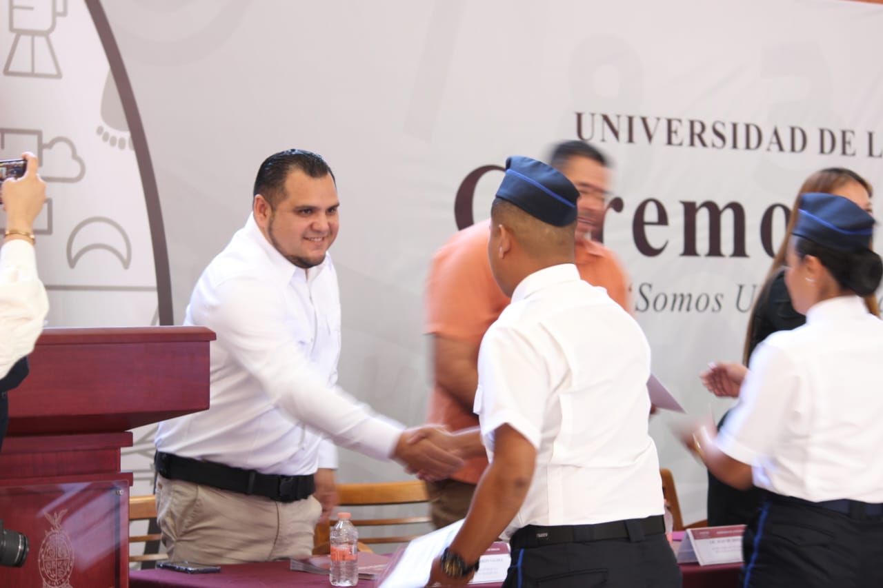 La mañana del viernes los elementos participación en la ceremonia de graduación en las instalaciones de la UNIPOL en la Capital Sinaloense