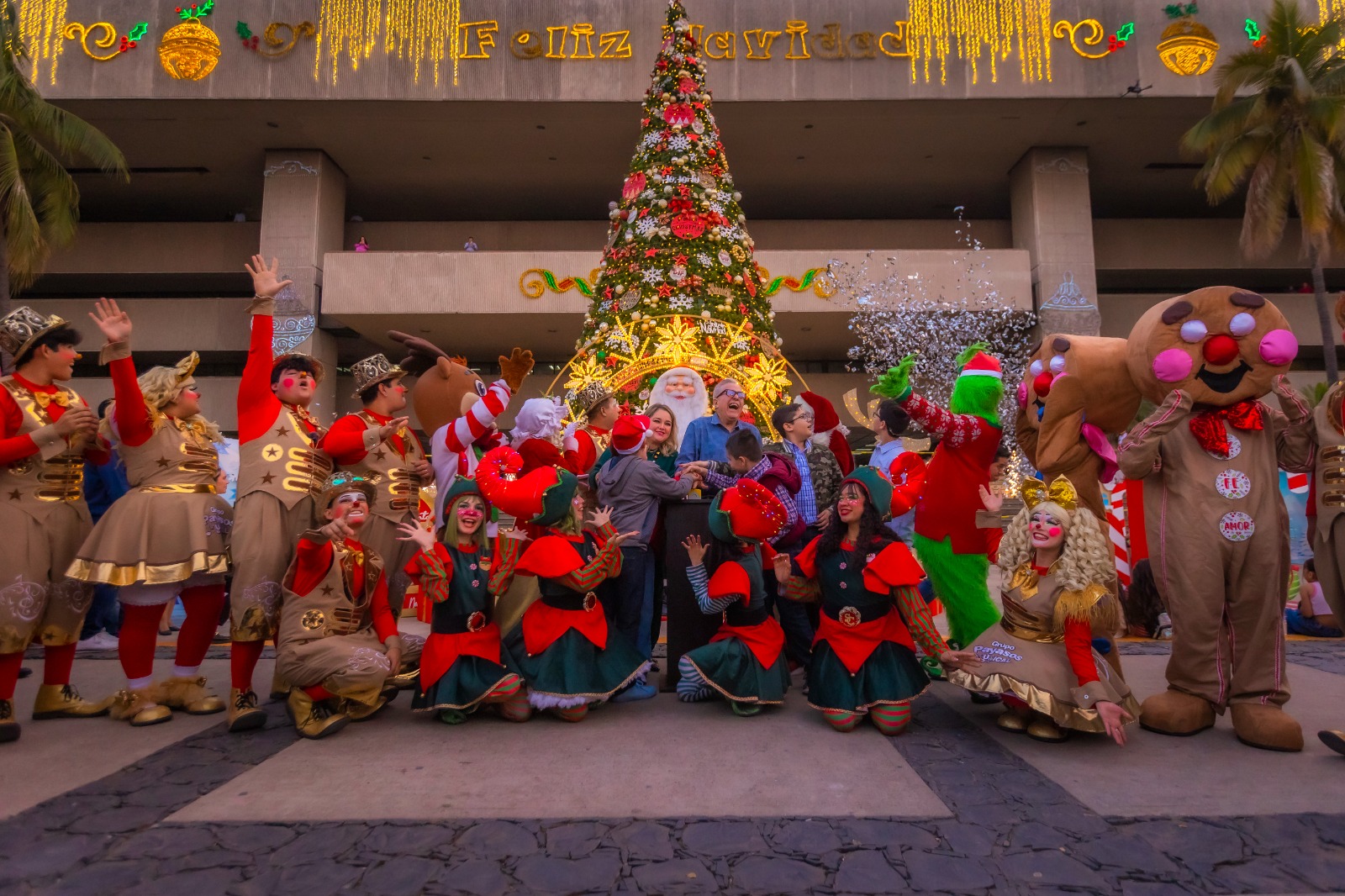 Simbolizando la luz, esperanza y unidad de los sinaloenses, Rocha Moya enciende el tradicional árbol de Navidad