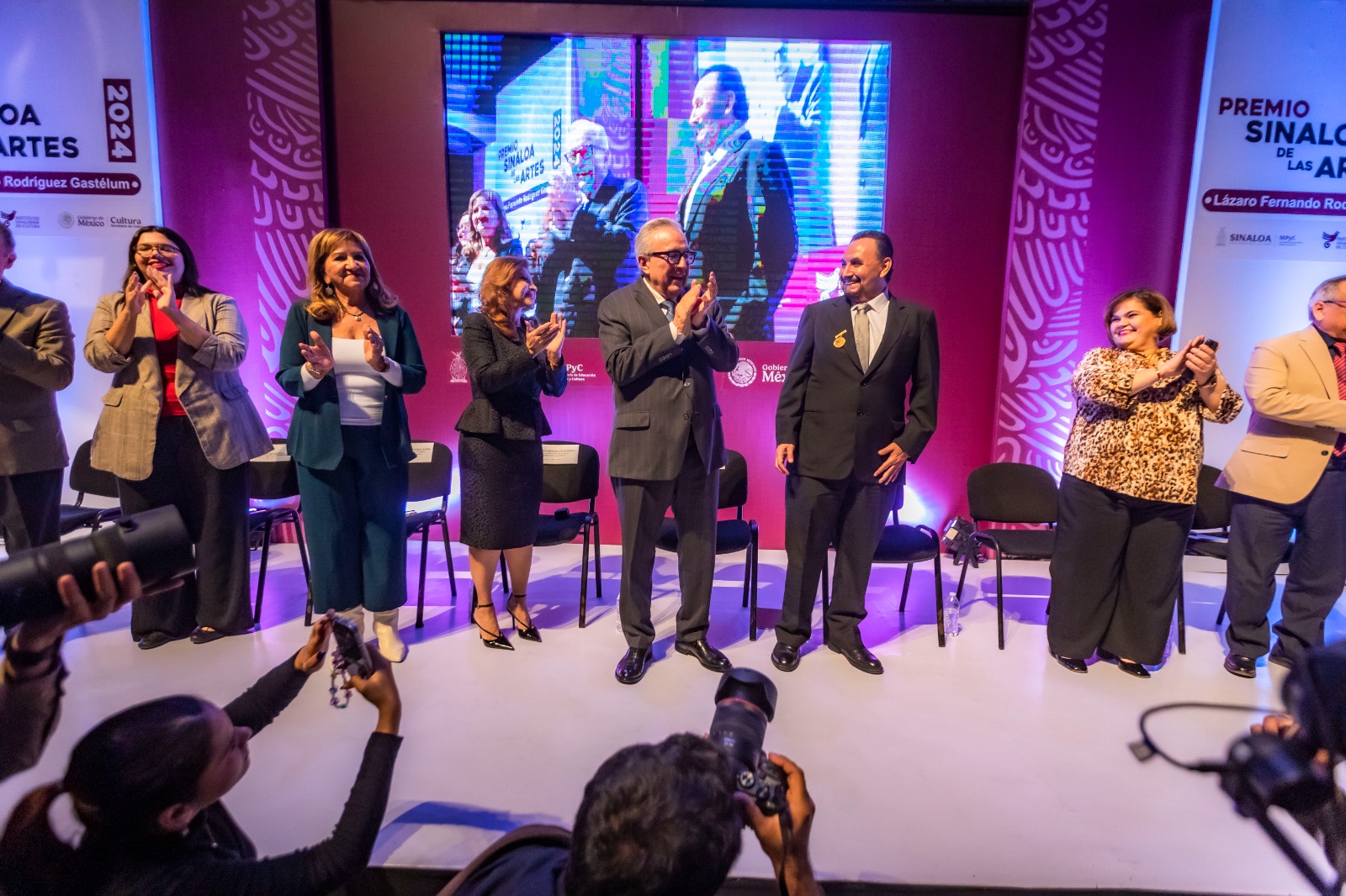 Con más de 4 décadas de trayectoria como actor, productor, creador de espectáculos, Lázaro Fernando Rodríguez, es reconocido con el premio Sinaloa de las Artes 2024.