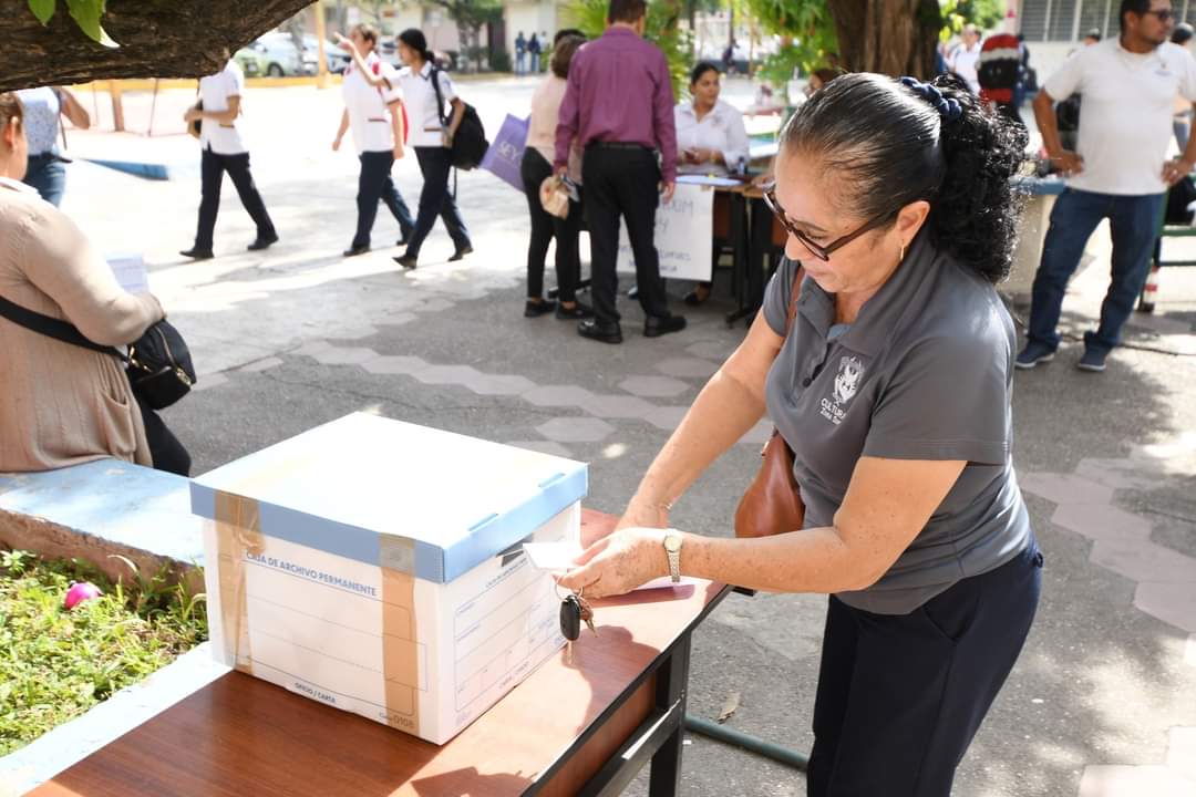 Bajo un ambiente democrático y de libre albedrío, docentes y administrativos participan en la consulta de “Emplazamiento a Huelga 2024-2025” en la Universidad Autónoma de Sinaloa, Unidad Regional Sur.