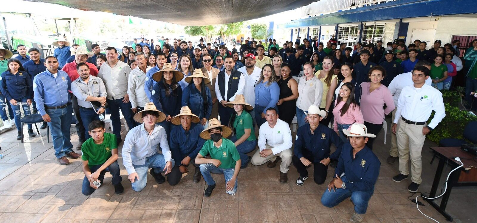 Manteniéndose a la vanguardia en los contenidos enmarcados en el Plan de Desarrollo Institucional, la empresa John Deere presentó la ponencia “La importancia de la maquinaria y tecnología agrícola” en el Centro de Estudios Superiores de El Rosario (CESUR) en la Unidad Regional Sur.
