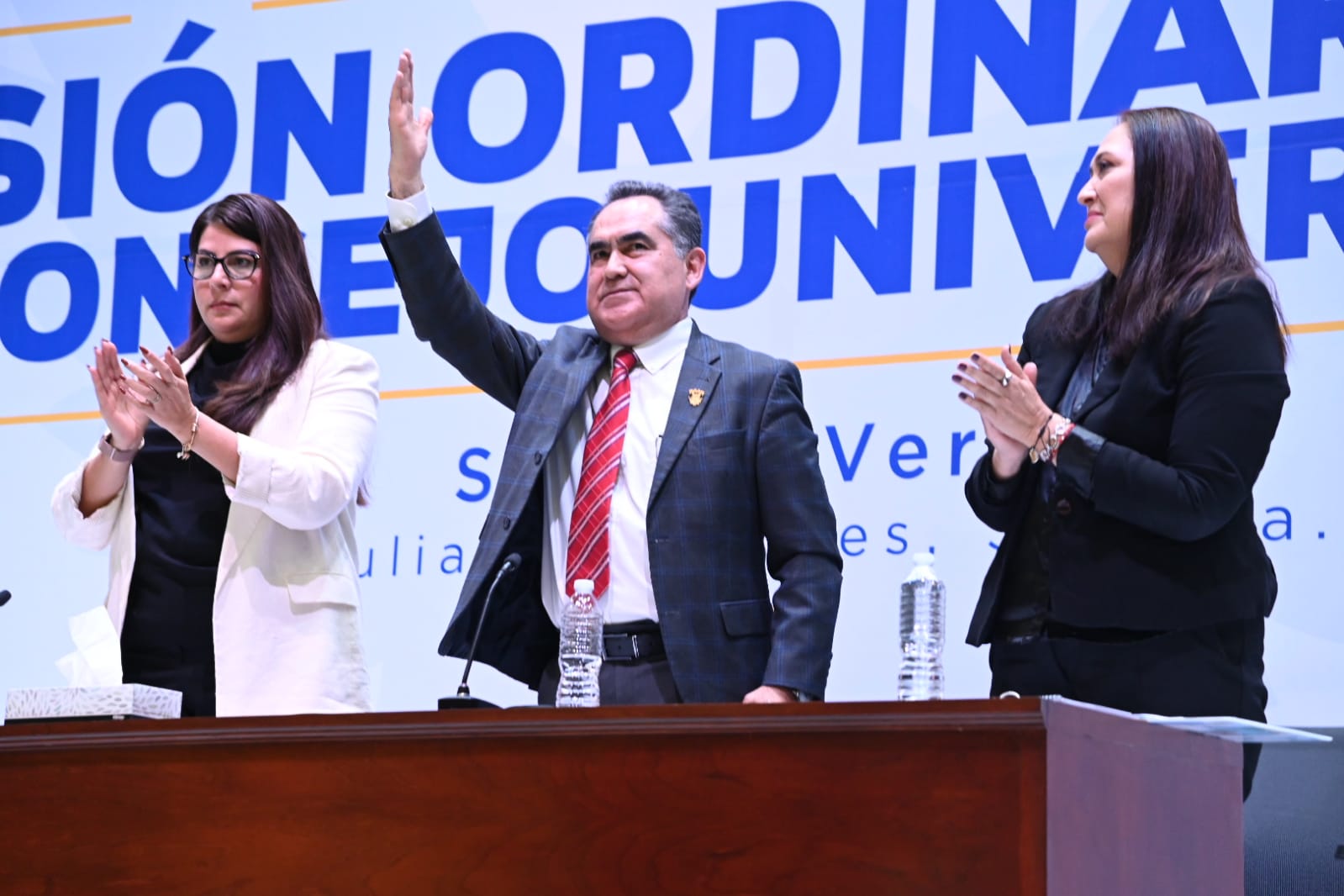 Como muestra de voluntad y respeto con las autoridades federales y estatales en la mesa de diálogo, el H. Consejo Universitario aprueba la Reforma hecha a la Ley Orgánica de la UAS y se retiren los amparos