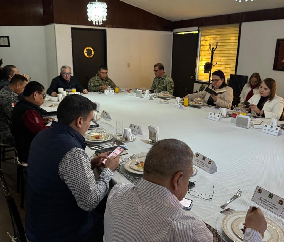 Implementadas desde el inicio de la administración del Gobernador Rubén Rocha Moya, las reuniones de la Mesa de Coordinación Estatal para la Construcción de la Paz han sido fundamentales para revisar las estrategias de seguridad y tomar decisiones de manera coordinada entre las corporaciones de seguridad de los tres órdenes de gobierno.
