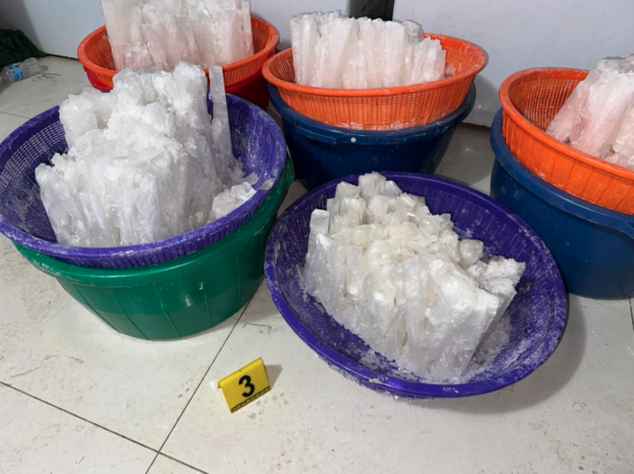 - Asimismo, se aseguraron 2.5 litros de líquido desconocido, además de más de mil 200 litros de diferentes sustancias