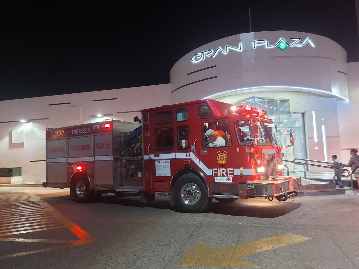 Elementos del Cuerpo de Bomberos Veteranos de Mazatlán, no descansan.