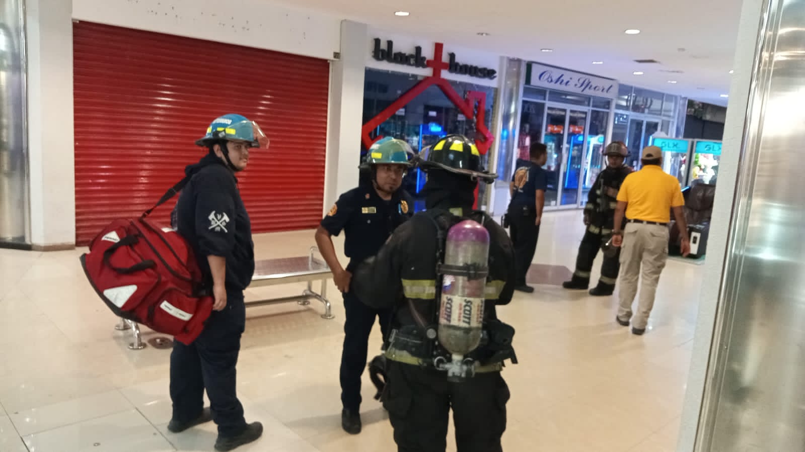 Elementos del Cuerpo de Bomberos Veteranos de Mazatlán, no descansan.