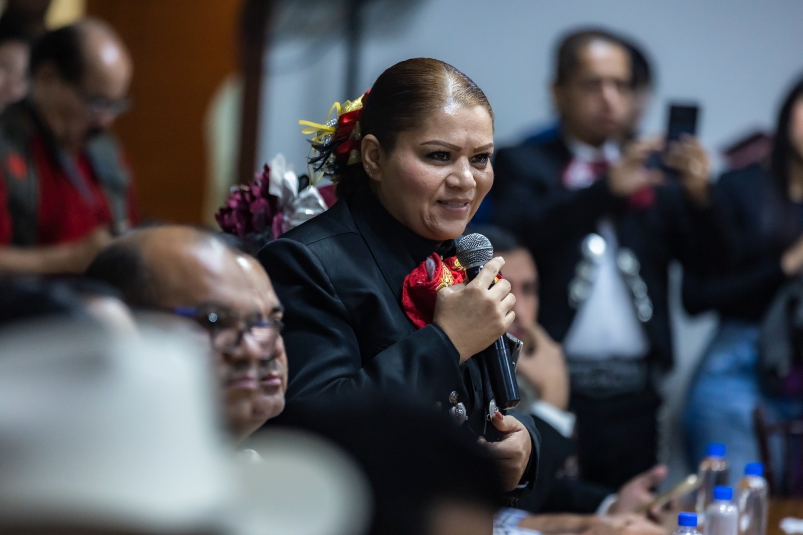 La cantante y guitarrista del mariachi Celeste, señaló que esta ayuda es muy significativa, para todos los músicos, reiterando su respaldo y agradecimiento al Gobierno de Sinaloa por su atención al gremio.