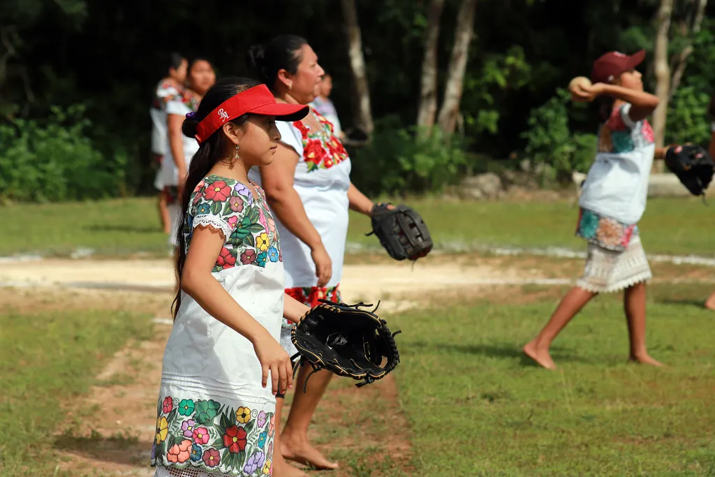 -	Las Diablillas de Hondzonot enfrentan no solo el estigma social por ser mujeres jugando deporte, sino también el reto de mantener a la familia unida y cuidar a los hijos mientras ellas entrenan