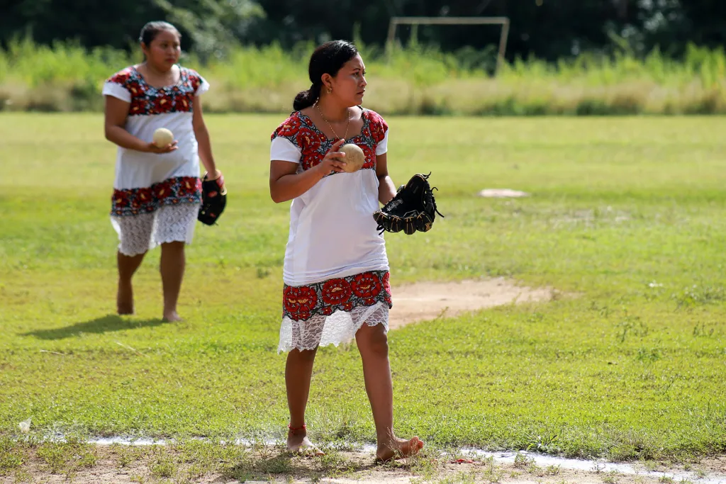 -	Las Diablillas de Hondzonot enfrentan no solo el estigma social por ser mujeres jugando deporte, sino también el reto de mantener a la familia unida y cuidar a los hijos mientras ellas entrenan