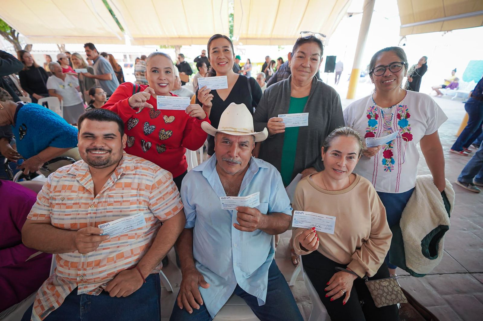 El programa “Sinaloa Late Fuerte”, impulsado por el Gobierno de Rubén Rocha Moya, continúa entregando apoyos directos a microempresarios y comerciantes. En esta ocasión, se otorgaron cerca de 200 apoyos, distribuidos en la sindicatura de El Quelite, las comunidades de El Quemado, La Sábila, El Camacho y San Marcos, así como en la sindicatura de La Noria.