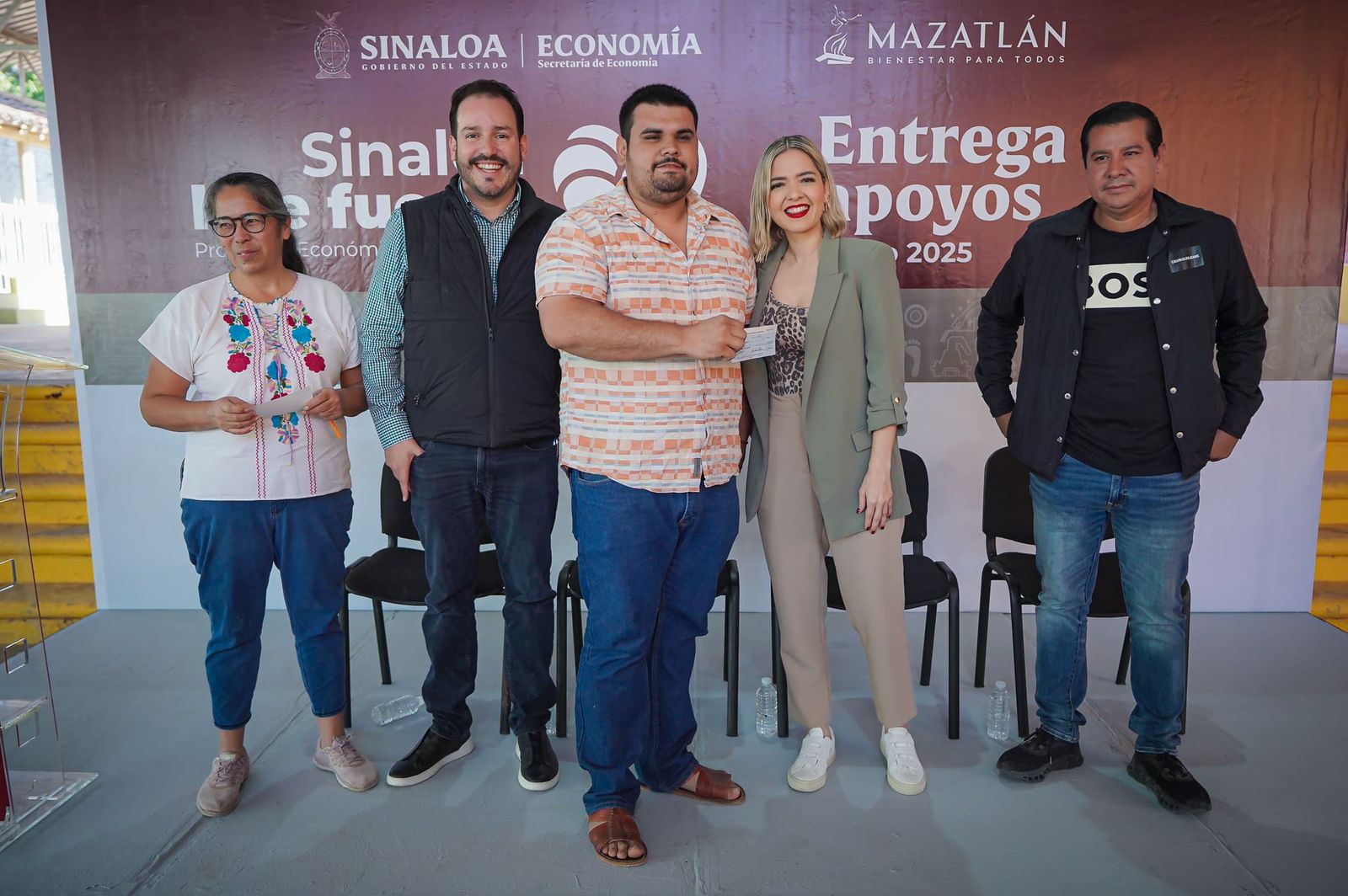El programa “Sinaloa Late Fuerte”, impulsado por el Gobierno de Rubén Rocha Moya, continúa entregando apoyos directos a microempresarios y comerciantes. En esta ocasión, se otorgaron cerca de 200 apoyos, distribuidos en la sindicatura de El Quelite, las comunidades de El Quemado, La Sábila, El Camacho y San Marcos, así como en la sindicatura de La Noria.
