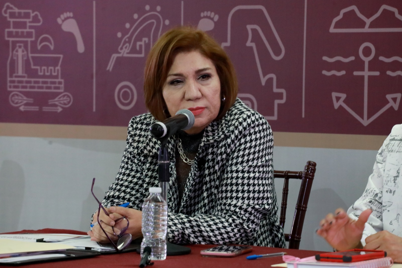 -	SEBIDES informa sobre las acciones de vivienda realizadas en el 2024, donde se han beneficiado en Mazatlán la Labastida Ochoa, Genaro Estrada o Puesta del Sol.

Culiacán, Sinaloa a 03 de Enero del 2025- La Secretaría de Bienestar y Desarrollo Sustentable (SEBIDES) presentó el informe detallado sobre las acciones realizadas por la Comisión de Vivienda del Estado de Sinaloa (CVIVE) en el ámbito de la vivienda durante el año 2024.
La Secretaria de Bienestar y Desarrollo Sustentable, María Inés Pérez Corral, destacó durante su participación en la conferencia matutina de la Vocería del Gobierno del Estado, que estuvo acompañada por Feliciano Castro Meléndrez, Secretario General de Gobierno, y Verona Hernández Valenzuela, representante de la Secretaría de Seguridad Pública en la Vocería, que el gobierno del Dr. Rubén Rocha Moya adquirió como primer punto la cartera vencida del Fondo Nacional de Habitaciones Populares (Fonhapo) por medio del Instituto para Devolver al Pueblo lo Robado (INDEP). Esta estrategia permite proteger el patrimonio de 2,859 familias, quienes podrán reactivar sus créditos de vivienda con pagos más accesibles, brindándoles la oportunidad de recuperar la seguridad de que seguirán habitando su vivienda.
Pérez Corral enfatizó que se han acercado un gran número de familias que ya liquidaron esa cartera vencida y tendrán la oportunidad el resto de retomar los créditos, pueden ser de dos maneras de contado o en meses (en pequeños pagos).
“Estas 2,859 familias tenían un adeudo de más de 600 MDP,  tras las negociaciones del gobierno del estado la compró y esta se pasó a la Comisión de Vivienda del Estado de Sinaloa (CVIVE) a cargo de Antonio Castañeda,  se inició con la regularización de las colonias el Hogar del Pescador y Unidad Habitacional Genaro Estrada A.C o  Puesta del Sol (ambas en Mazatlán) dando la certeza jurídica a estas familias, esto con un avance de 275 expedientes integrados para su regularización, esto quiere decir que algunas familias ya empezaron a pagar y otras ya liquidaron”, declaró María Inés.
 El antecedente de este programa es que originalmente era un fideicomiso destinado a financiar proyectos de vivienda para familias de bajos ingresos.
 Este fideicomiso se extinguió como dependencia gubernamental el 31 de diciembre de 2023, dando como resultado de su extinción, por lo que debía saldar su cartera a través de dos opciones: venderla a los gobiernos o transferirla a través de un proceso de adjudicación al Instituto para Devolver al Pueblo lo Robado (INDEP). Sin embargo, en este último caso existía la posibilidad de que la cartera sea adquirida por un despacho, lo que implicaría que las familias que actualmente habitan esas viviendas dejen de hacerlo.
 A partir del 2024 se inició con el proceso de promoción para la regularización de pagos a titulares beneficiarios con el que podrán lograr obtener su escrituración.
Cómo segundo punto el programa de ahorro previo para la adquisición de lotes para vivienda con servicios progresivos, es un programa que permite a las familias organizadas adquirir un lote individual para construir su patrimonio. A la fecha se ha logrado la inscripción de 563 ahorradores donde se cuenta con un total de ahorro de 7 millones 538 mil 985 pesos.
“Hace unos días por parte de un grupo de un líder ellos se apropiaron de un predio que es de empleados del ISSSTE, se llegó a un acuerdo con ellos para que se permutara este predio, ya se aprobó por parte de la CVIVE para que se comprará por parte del ahorro previo ya casi se completa la cifra que se les pidió que es la mitad del valor, ya tenemos listo el lote y ya los propietarios del predio ya están de acuerdo”, dijo la funcionaria.
Además invitó a la ciudadanía a acercarse si tienen la necesidad de un lote, pueden hacerlo por medio de la CVIVE e ir apartando un lote y pagarlo hasta que se llegue hasta el 50%, se les adjudica y los sigan pagando “Tenemos por municipios ahorradores que  son de Culiacán Mazatlán y Mochis, además por grupo de líderes como Grupo Antorchistas en Culiacán, Salvador Alvarado, Mochis, Rincón del Parque y Grupo Sixto en Culiacán, todos y todas son bienvenidos a hacer uso de esta para que si ustedes necesitan vivienda puedan acceder de manera fácil y barata”. Mencionó la secretaria de SEBIDES.
Destacó que para dar certeza de la compra del predio a la ciudadanía, se abrió una ventanilla especial para darle seguimiento a sus compras y que tengan la certidumbre que el lote que van a adquirir va a ser útil en todo momento o se puede pedir información al número 6671962024 para evitar que sean fraudeados, que los lotes se encuentren en zonas de riesgos y darles seguridad hasta que lo registren en el Registro Público.
Este programa opera en todos los municipios del estado, dando prioridad a las personas más vulnerables que soliciten el apoyo y siempre sujetos a ser autorizados debidamente por el comité de validación del mismo programa.
Pérez Corral puntualizó que se continúa con el programa permanente de descuentos autorizado desde el 16 de noviembre del 2023 para familias con retraso en el pago de sus viviendas adquiridas a través de la comisión de vivienda, estos descuentos en recargos e intereses moratorios a deudores de programas de vivienda hasta el 100% hasta el término de la administración actual.
Además, en este 2024 se regularizaron los predios: 
•Francisco Labastida Ochoa en Mazatlán para la escrituración de 252 lotes a familias que ahí habitan y se tiene un avance de 140 lotes escriturados
•CVIVE en Culiacán en Lomas de Montesierra en donde después de 25 años, 81 familias ya cuentan con su lote y con ello se da la certeza jurídica requerida.
Asimismo, se llevó a cabo el programa de escrituración de predios con un resultado de 528 escrituras entregadas para igual número de familias beneficiadas en 11 municipios de Sinaloa en lo que fue el año 2024 de las cuales 160 familias pertenecen al Programa de Atención al Desplazamiento Forzado Interno (DFI).
Se realizó la adquisición de reserva territorial de un predio con una superficie de 15 hectáreas en los Ejidos Mezquital y Guayparime en el municipio de Guasave para los sin casa.
Finalizó María Inés Pérez Corral con el programa de pisos y techos firmes para las familias que por sus condiciones socioeconómicas no les es posible terminar sus viviendas para una estancia digna y segura, en el 2024 se realizaron 444 acciones para el mejoramiento de viviendas para igual número de familias beneficiadas en los 20 municipios de Sinaloa.
