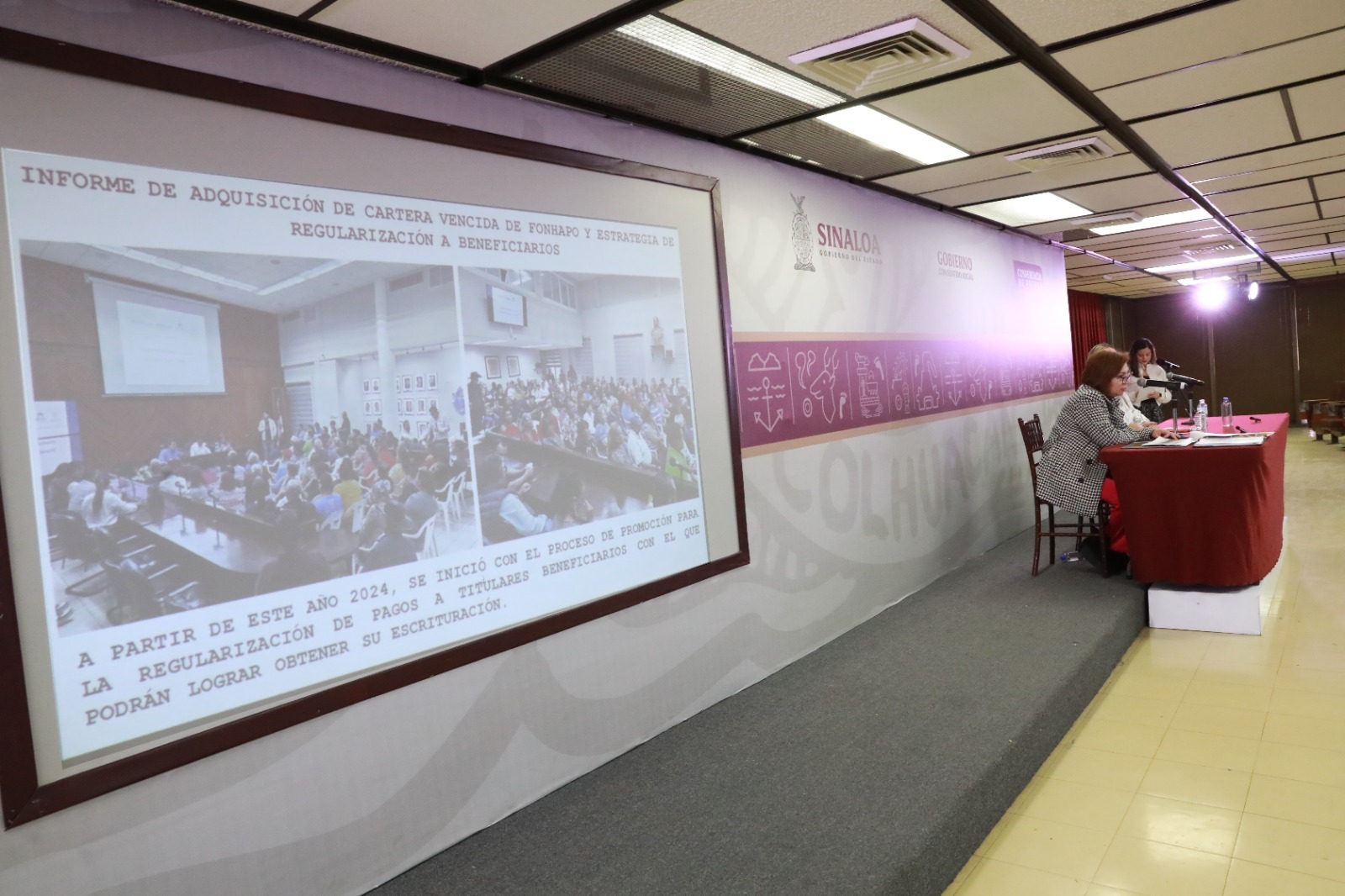 -	SEBIDES informa sobre las acciones de vivienda realizadas en el 2024, donde se han beneficiado en Mazatlán la Labastida Ochoa, Genaro Estrada o Puesta del Sol.

Culiacán, Sinaloa a 03 de Enero del 2025- La Secretaría de Bienestar y Desarrollo Sustentable (SEBIDES) presentó el informe detallado sobre las acciones realizadas por la Comisión de Vivienda del Estado de Sinaloa (CVIVE) en el ámbito de la vivienda durante el año 2024.
La Secretaria de Bienestar y Desarrollo Sustentable, María Inés Pérez Corral, destacó durante su participación en la conferencia matutina de la Vocería del Gobierno del Estado, que estuvo acompañada por Feliciano Castro Meléndrez, Secretario General de Gobierno, y Verona Hernández Valenzuela, representante de la Secretaría de Seguridad Pública en la Vocería, que el gobierno del Dr. Rubén Rocha Moya adquirió como primer punto la cartera vencida del Fondo Nacional de Habitaciones Populares (Fonhapo) por medio del Instituto para Devolver al Pueblo lo Robado (INDEP). Esta estrategia permite proteger el patrimonio de 2,859 familias, quienes podrán reactivar sus créditos de vivienda con pagos más accesibles, brindándoles la oportunidad de recuperar la seguridad de que seguirán habitando su vivienda.
Pérez Corral enfatizó que se han acercado un gran número de familias que ya liquidaron esa cartera vencida y tendrán la oportunidad el resto de retomar los créditos, pueden ser de dos maneras de contado o en meses (en pequeños pagos).
“Estas 2,859 familias tenían un adeudo de más de 600 MDP,  tras las negociaciones del gobierno del estado la compró y esta se pasó a la Comisión de Vivienda del Estado de Sinaloa (CVIVE) a cargo de Antonio Castañeda,  se inició con la regularización de las colonias el Hogar del Pescador y Unidad Habitacional Genaro Estrada A.C o  Puesta del Sol (ambas en Mazatlán) dando la certeza jurídica a estas familias, esto con un avance de 275 expedientes integrados para su regularización, esto quiere decir que algunas familias ya empezaron a pagar y otras ya liquidaron”, declaró María Inés.
 El antecedente de este programa es que originalmente era un fideicomiso destinado a financiar proyectos de vivienda para familias de bajos ingresos.
 Este fideicomiso se extinguió como dependencia gubernamental el 31 de diciembre de 2023, dando como resultado de su extinción, por lo que debía saldar su cartera a través de dos opciones: venderla a los gobiernos o transferirla a través de un proceso de adjudicación al Instituto para Devolver al Pueblo lo Robado (INDEP). Sin embargo, en este último caso existía la posibilidad de que la cartera sea adquirida por un despacho, lo que implicaría que las familias que actualmente habitan esas viviendas dejen de hacerlo.
 A partir del 2024 se inició con el proceso de promoción para la regularización de pagos a titulares beneficiarios con el que podrán lograr obtener su escrituración.
Cómo segundo punto el programa de ahorro previo para la adquisición de lotes para vivienda con servicios progresivos, es un programa que permite a las familias organizadas adquirir un lote individual para construir su patrimonio. A la fecha se ha logrado la inscripción de 563 ahorradores donde se cuenta con un total de ahorro de 7 millones 538 mil 985 pesos.
“Hace unos días por parte de un grupo de un líder ellos se apropiaron de un predio que es de empleados del ISSSTE, se llegó a un acuerdo con ellos para que se permutara este predio, ya se aprobó por parte de la CVIVE para que se comprará por parte del ahorro previo ya casi se completa la cifra que se les pidió que es la mitad del valor, ya tenemos listo el lote y ya los propietarios del predio ya están de acuerdo”, dijo la funcionaria.
Además invitó a la ciudadanía a acercarse si tienen la necesidad de un lote, pueden hacerlo por medio de la CVIVE e ir apartando un lote y pagarlo hasta que se llegue hasta el 50%, se les adjudica y los sigan pagando “Tenemos por municipios ahorradores que  son de Culiacán Mazatlán y Mochis, además por grupo de líderes como Grupo Antorchistas en Culiacán, Salvador Alvarado, Mochis, Rincón del Parque y Grupo Sixto en Culiacán, todos y todas son bienvenidos a hacer uso de esta para que si ustedes necesitan vivienda puedan acceder de manera fácil y barata”. Mencionó la secretaria de SEBIDES.
Destacó que para dar certeza de la compra del predio a la ciudadanía, se abrió una ventanilla especial para darle seguimiento a sus compras y que tengan la certidumbre que el lote que van a adquirir va a ser útil en todo momento o se puede pedir información al número 6671962024 para evitar que sean fraudeados, que los lotes se encuentren en zonas de riesgos y darles seguridad hasta que lo registren en el Registro Público.
Este programa opera en todos los municipios del estado, dando prioridad a las personas más vulnerables que soliciten el apoyo y siempre sujetos a ser autorizados debidamente por el comité de validación del mismo programa.
Pérez Corral puntualizó que se continúa con el programa permanente de descuentos autorizado desde el 16 de noviembre del 2023 para familias con retraso en el pago de sus viviendas adquiridas a través de la comisión de vivienda, estos descuentos en recargos e intereses moratorios a deudores de programas de vivienda hasta el 100% hasta el término de la administración actual.
Además, en este 2024 se regularizaron los predios: 
•Francisco Labastida Ochoa en Mazatlán para la escrituración de 252 lotes a familias que ahí habitan y se tiene un avance de 140 lotes escriturados
•CVIVE en Culiacán en Lomas de Montesierra en donde después de 25 años, 81 familias ya cuentan con su lote y con ello se da la certeza jurídica requerida.
Asimismo, se llevó a cabo el programa de escrituración de predios con un resultado de 528 escrituras entregadas para igual número de familias beneficiadas en 11 municipios de Sinaloa en lo que fue el año 2024 de las cuales 160 familias pertenecen al Programa de Atención al Desplazamiento Forzado Interno (DFI).
Se realizó la adquisición de reserva territorial de un predio con una superficie de 15 hectáreas en los Ejidos Mezquital y Guayparime en el municipio de Guasave para los sin casa.
Finalizó María Inés Pérez Corral con el programa de pisos y techos firmes para las familias que por sus condiciones socioeconómicas no les es posible terminar sus viviendas para una estancia digna y segura, en el 2024 se realizaron 444 acciones para el mejoramiento de viviendas para igual número de familias beneficiadas en los 20 municipios de Sinaloa.
