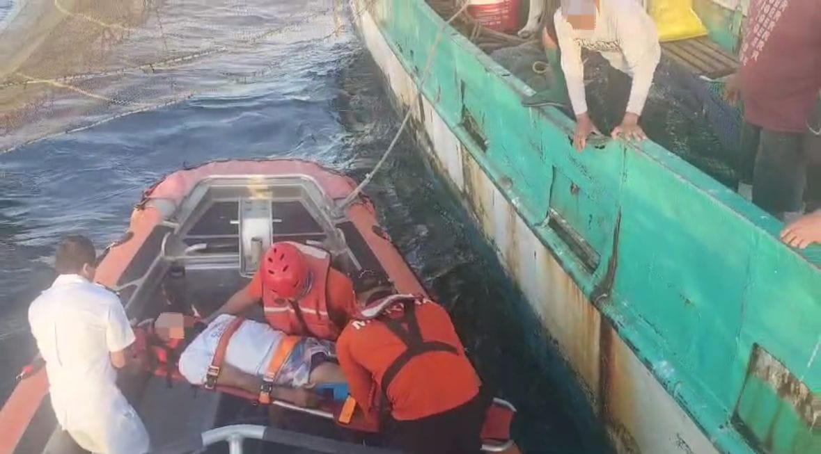 Personal de la Armada de México efectuó la evacuación médica de un tripulante del buque