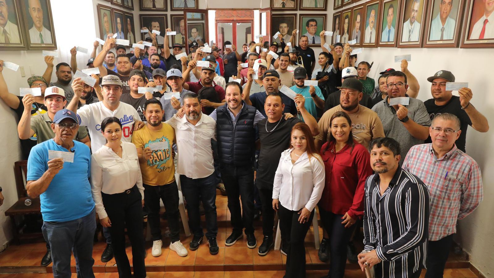 Cumpliendo el compromiso de atender la petición de los músicos de Concordia, el Secretario de Economía, Ricardo Velarde Cárdenas, entregó este día 80 apoyos directos del Programa Económico Emergente “Sinaloa Late Fuerte”.