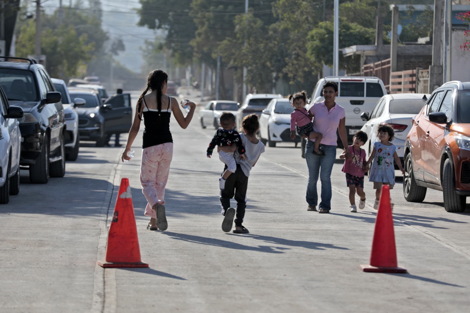 El gobernador del estado inauguró una calle de penetración a la colonia Renato Vega Amador, ubicada en la periferia de Culiacán
- También adelantó que este año se iniciará el libramiento que unirá el bulevar Agricultores con “La Costerita”, con una inversión de 278 millones de pesos