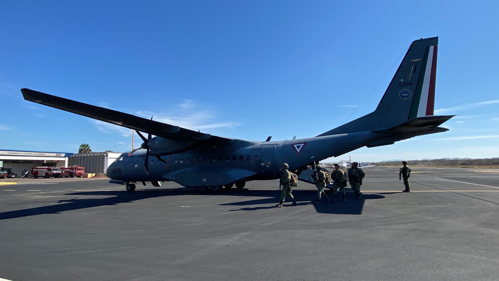 En dos aviones Hércules arribaron 300 elementos, de los cuales sesenta pertenecen a las fuerzas especiales del Ejército Mexicano.
