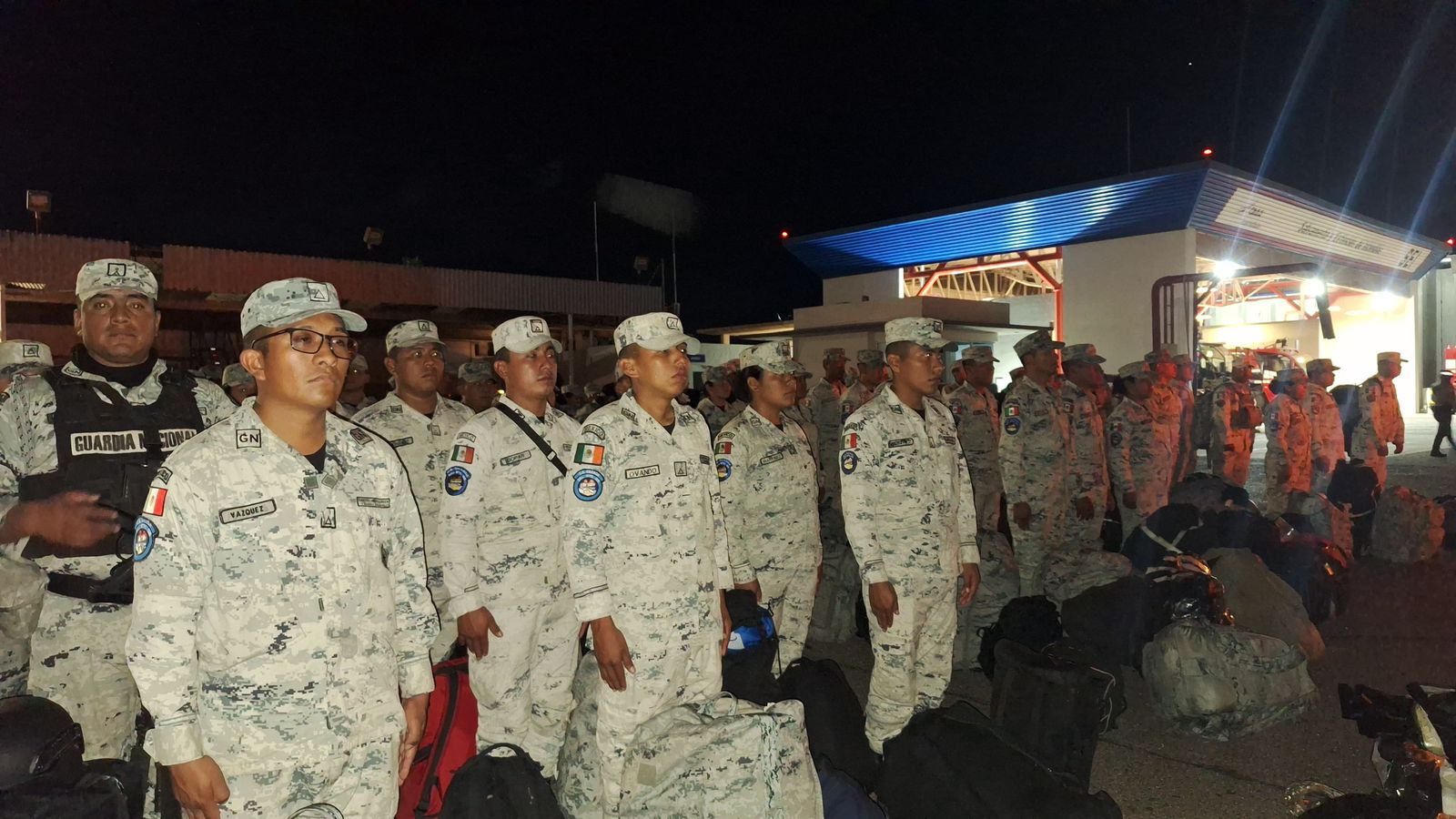 Más de 400 elementos del Ejército Mexicano con sus fuerzas especiales y de la Guardia Nacional arribaron en la mañana y noche de ayer a Mazatlán y se concentraron en las instalaciones de la Tercera Región Militar de la Loma Atravesada.