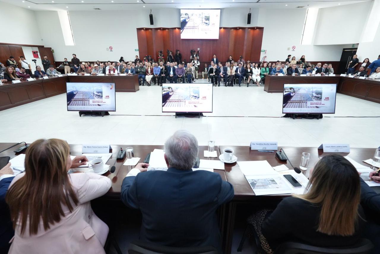 El Congreso del Estado de Sinaloa recibió este miércoles al gobernador Rubén Rocha Moya en la Mesa de Trabajo: Plan de Reactivación Económica, en la que planteó ante la 65 Legislatura una iniciativa de solicitud de crédito por 2 mil 300 millones de pesos.