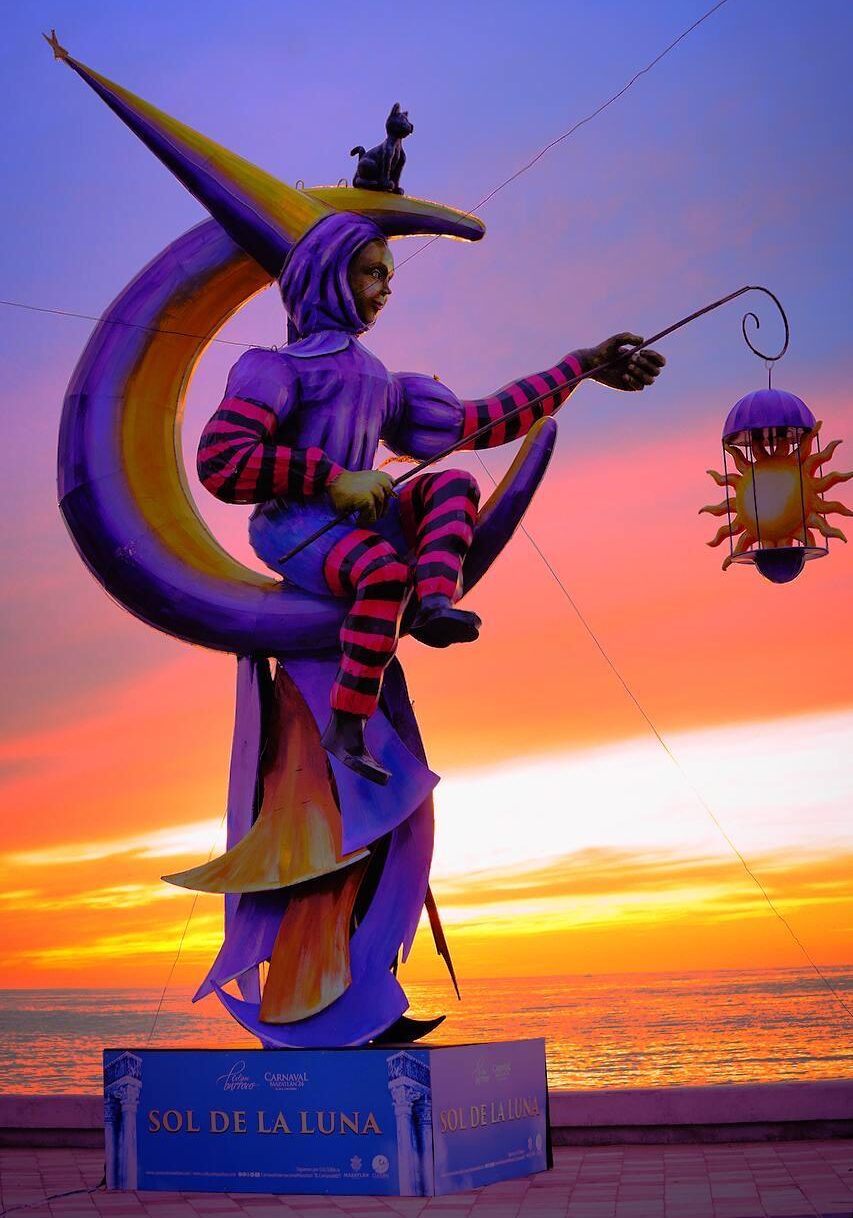 A más tardar el 6 de febrero quedarán instalados sobre el malecón y la Plazuela Machado los once monigotes carnavaleros que adornarán la ciudad y anunciarán el Carnaval Internacional de Mazatlán 2025 a realizarse del 27 de febrero al 4 de marzo con el lema: “La Perla”.