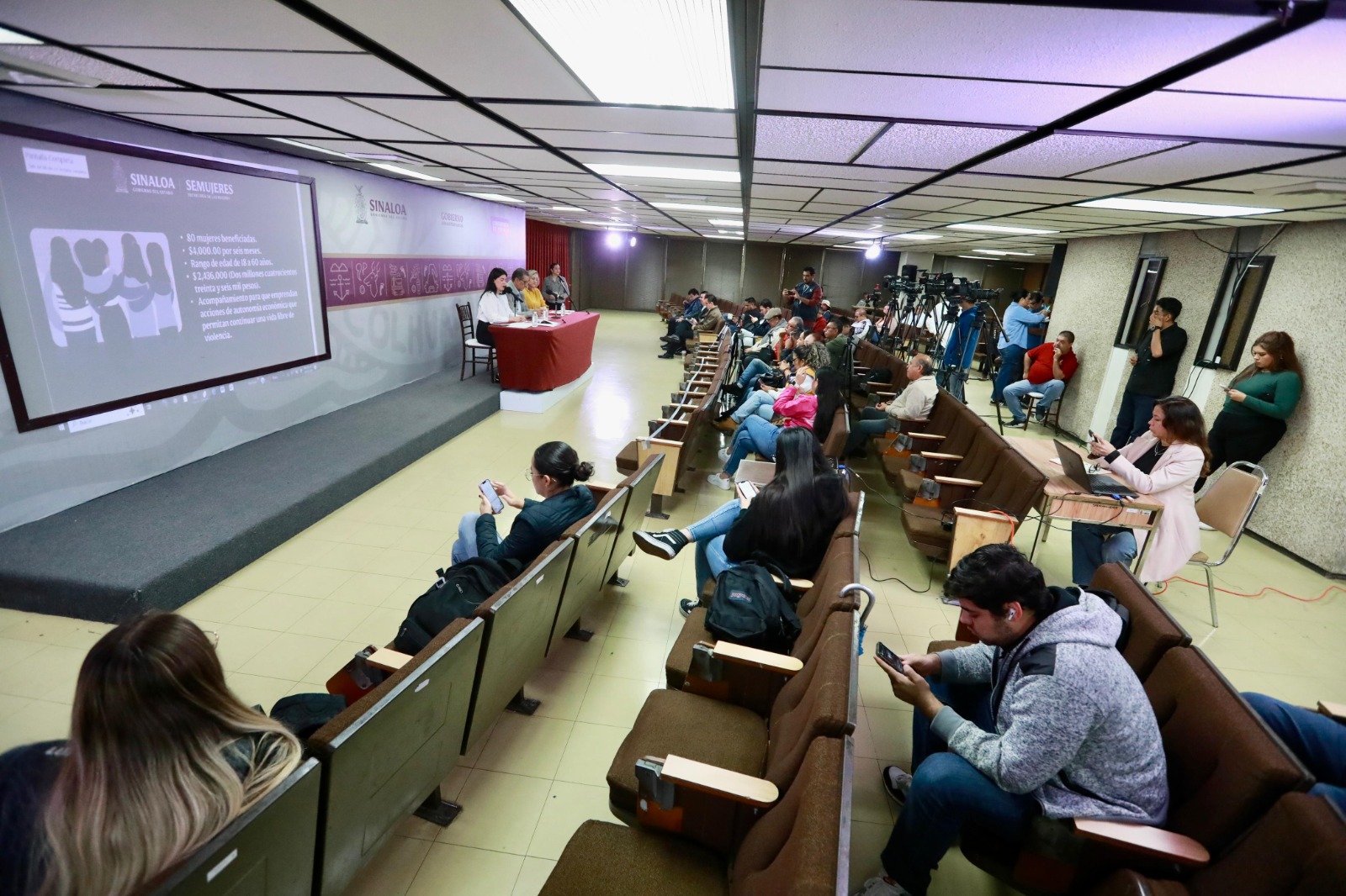 En el término del ejercicio fiscal de 2024 de los programas de la SEMujeres: Apoyo económico a hijas e hijos víctimas de feminicidio, se ha beneficiado a 264 niñas, niños y adolescentes; y en el programa de apoyo económico a  mujeres en situación de vulnerabilidad fue de 80 mujeres 