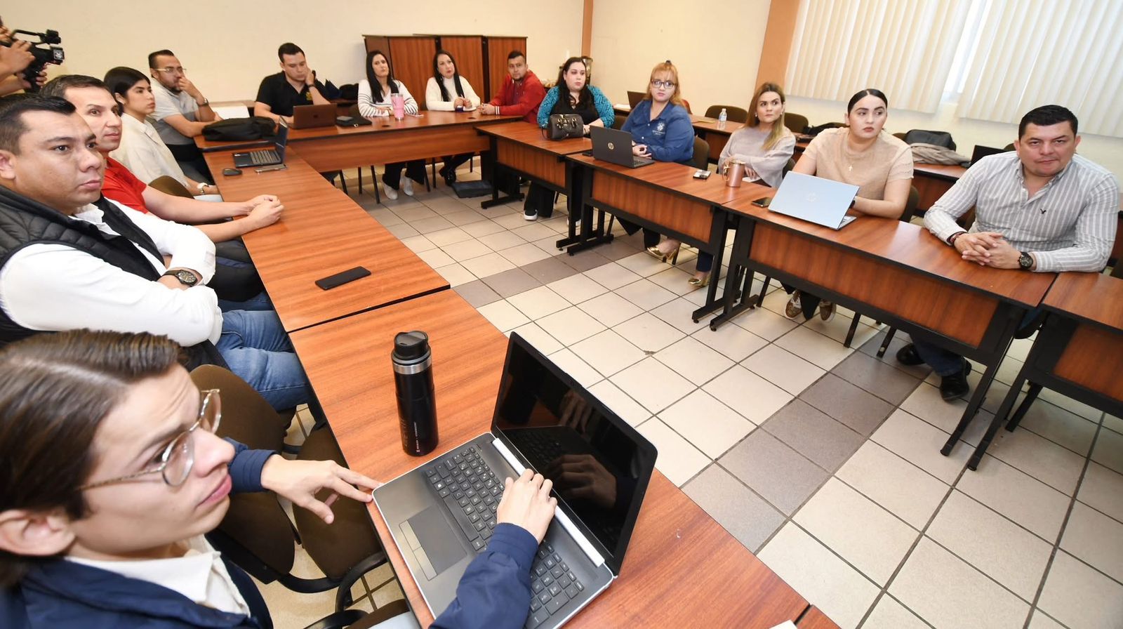Con el fin de cumplir con los requerimientos estipulados en el plan de estudios de nivel bachillerato y profesional, la Subdirección de Servicio Social en la Unidad Regional Sur, sostuvo una reunión con coordinadores del servicio social con motivo de afinar detalles para dar inicio a la jornada de brigadistas 2024-2025.
