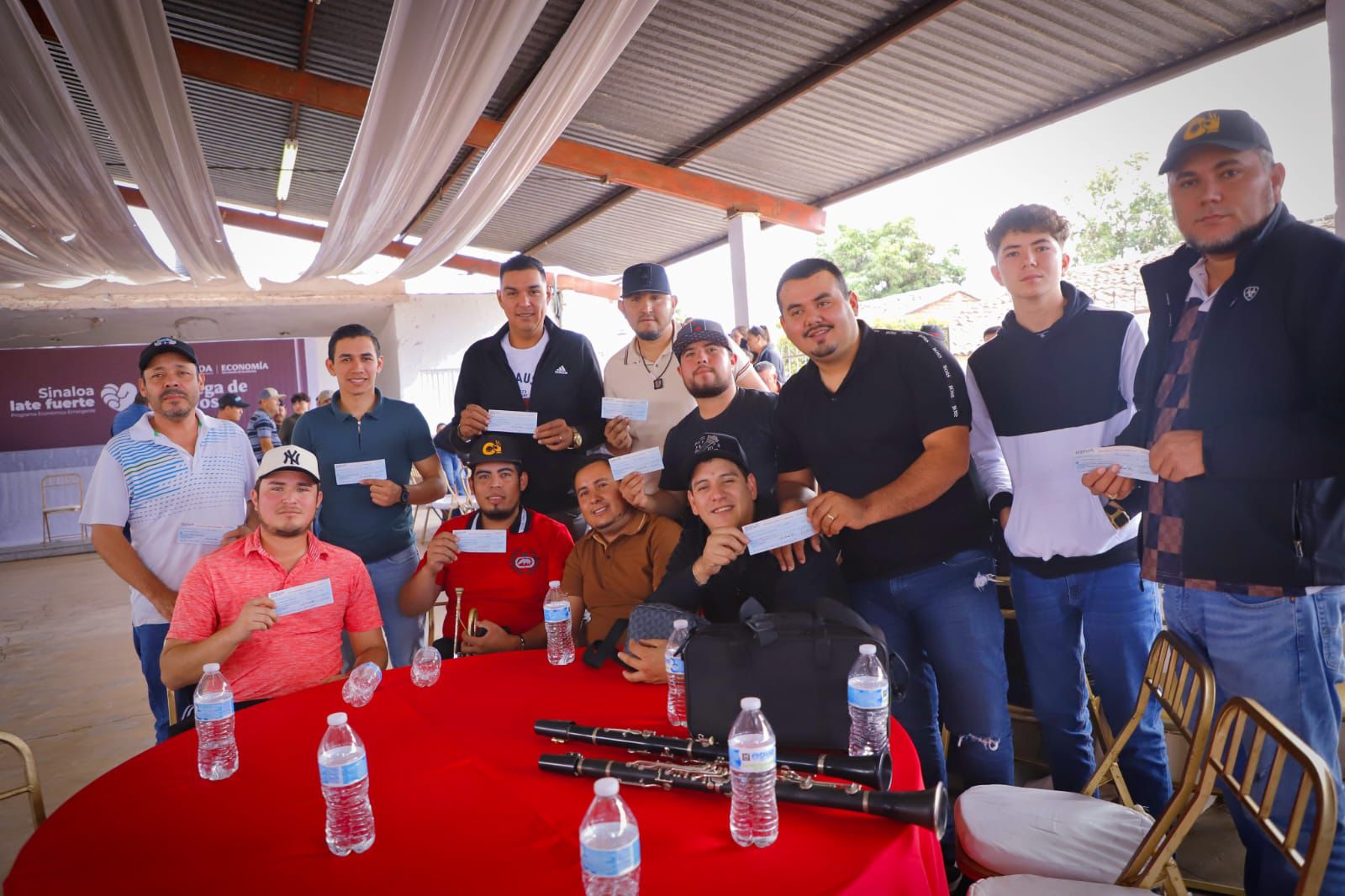 -	El Gobierno de Sinaloa entregó 120 apoyos económicos de $2,500 pesos a músicos locales en la comunidad de Coyotitán.