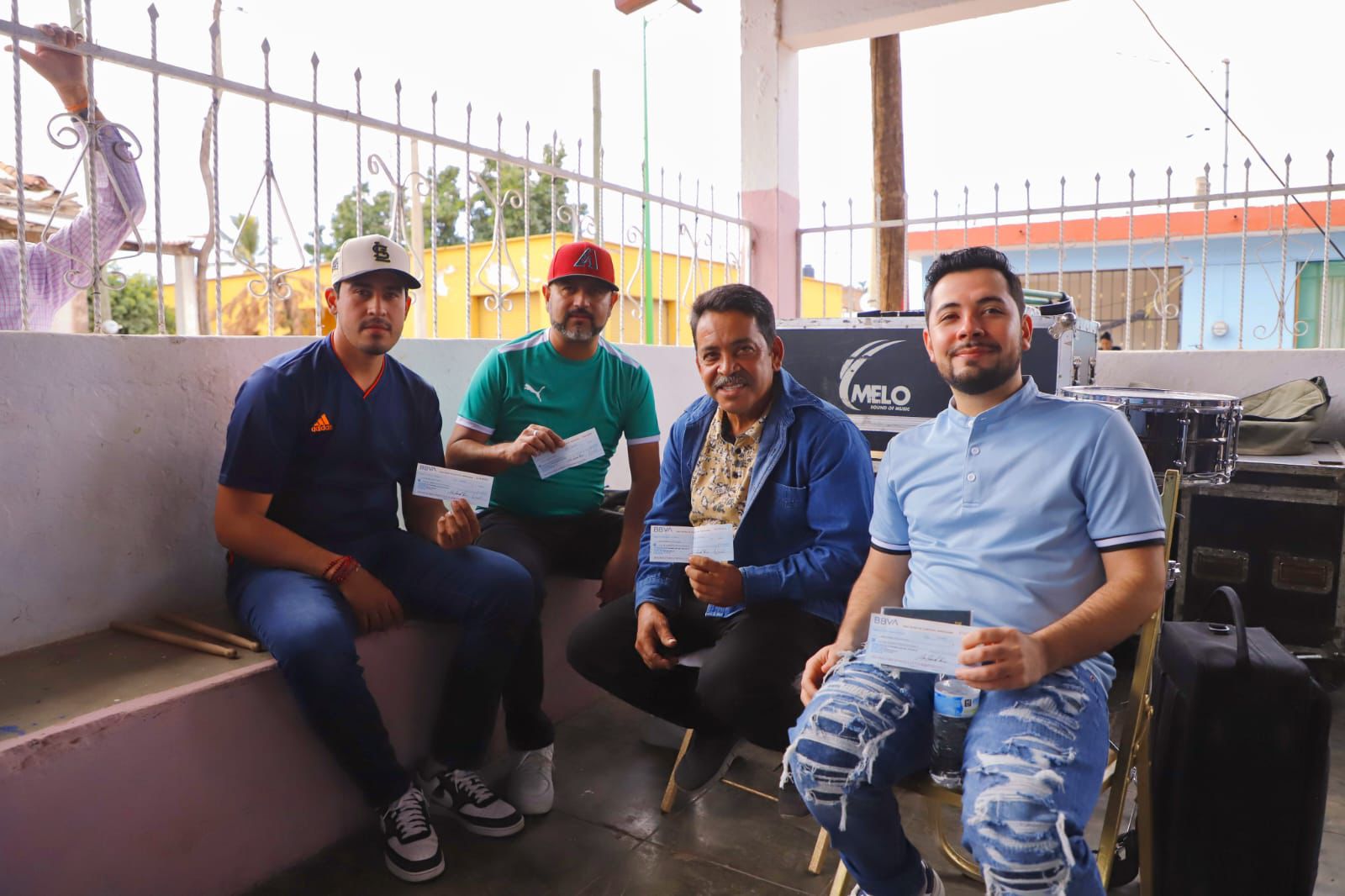 -	El Gobierno de Sinaloa entregó 120 apoyos económicos de $2,500 pesos a músicos locales en la comunidad de Coyotitán.