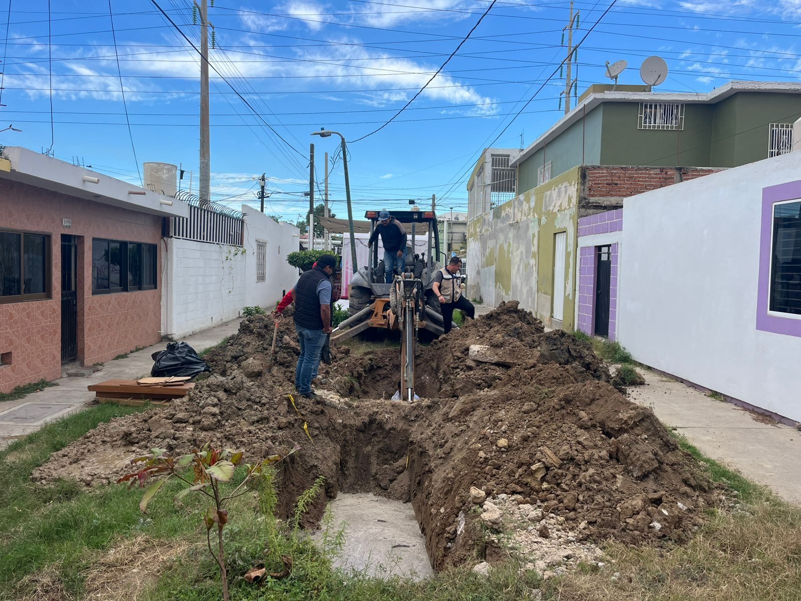 Se informa a los vecinos del sector sobre los trabajos y se dan recomendaciones para evitar taponamientos