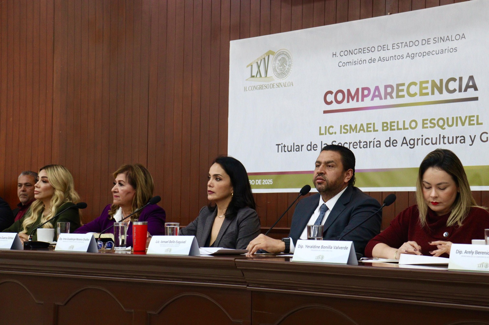 En su comparecencia ante el Congreso del Estado por la glosa del tercer informe de gobierno del Gobernador Rubén Rocha, destacó programas esenciales a favor de productores
*Hizo un llamado a seguir trabajando de la mano, fortaleciendo la vocación agrícola de Sinaloa
